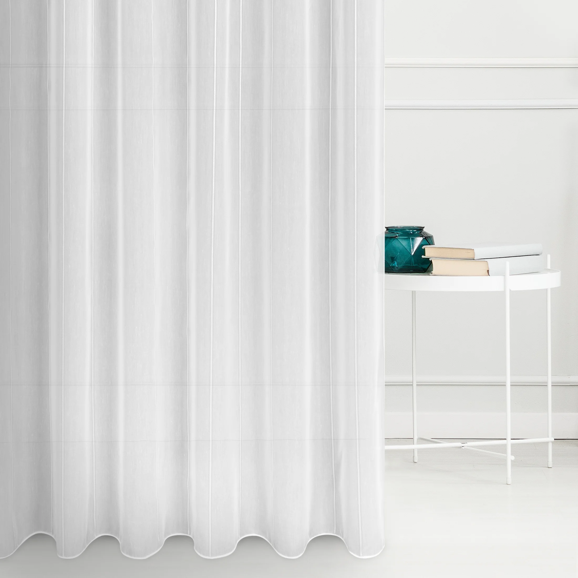 Tkanina firanowa o naturalnym splocie zdobiona pionowymi paseczkami