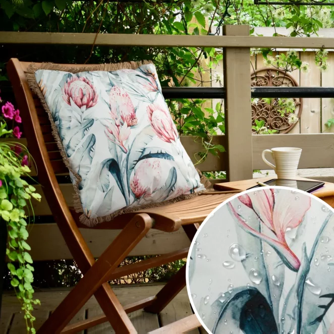 Poszewka na poduszkę 45x45 cm z tkaniny wodoodpornej biało, niebieska idealna na taras oraz balkon zdobiona nadrukiem kwiatów i frędzli GARDEN