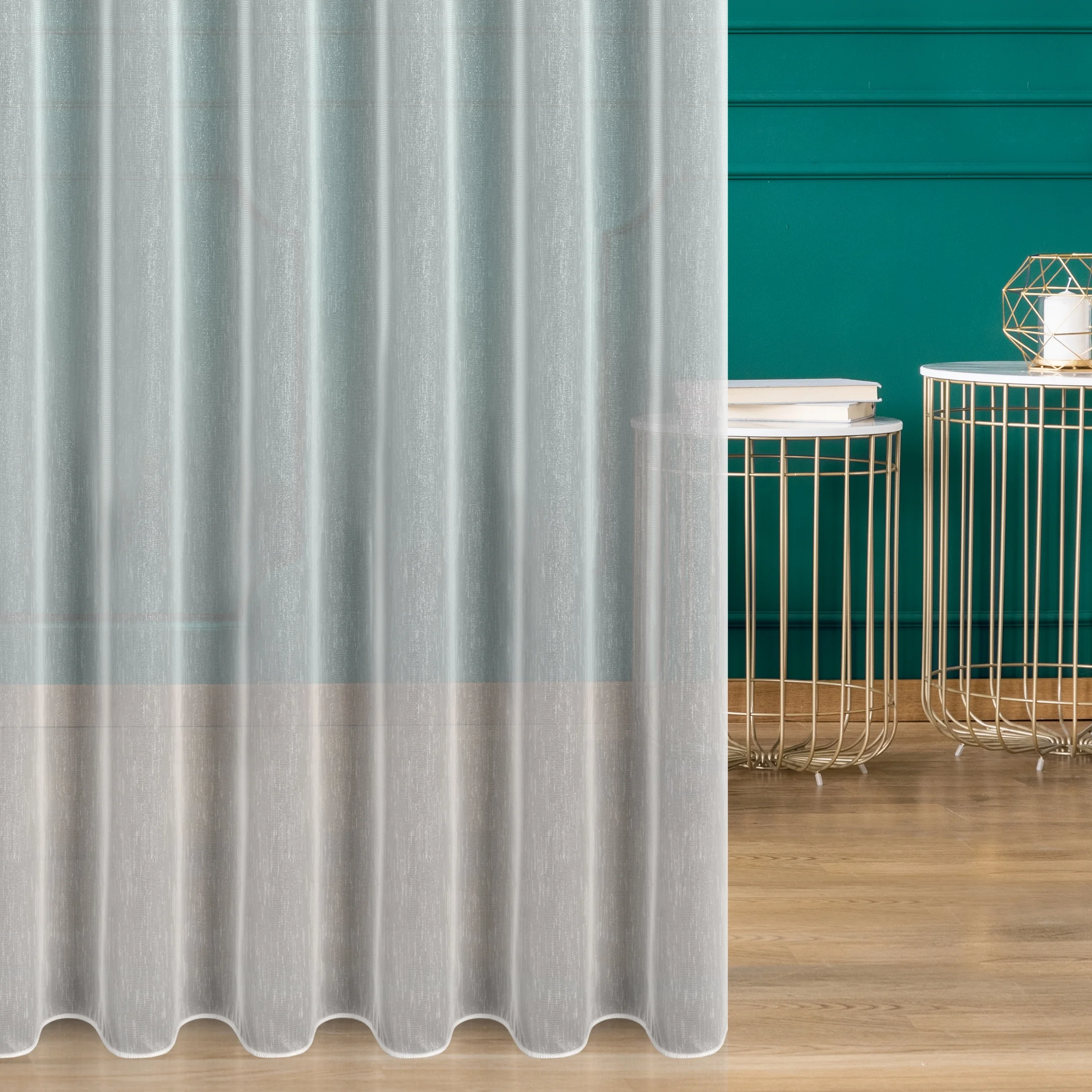 Tkanina firanowa z efektem deszczyku i błyszczącą nicią zakończona szwem obciążającym