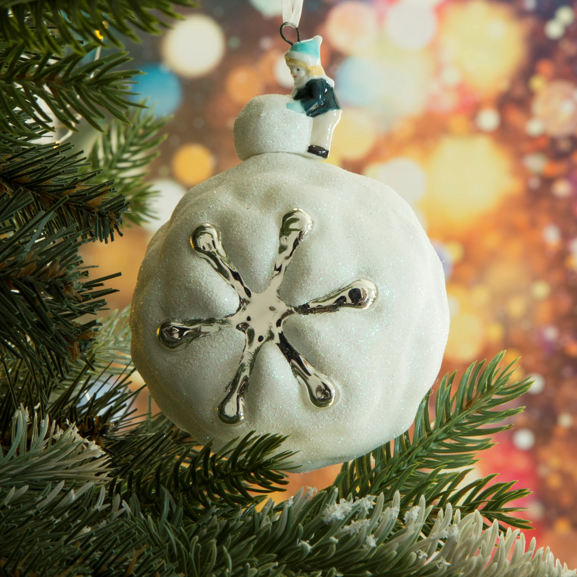 Bombka szklana w formie śnieżnej kuli zwieńczona szklaną figurką chłopczyka | eurofirany