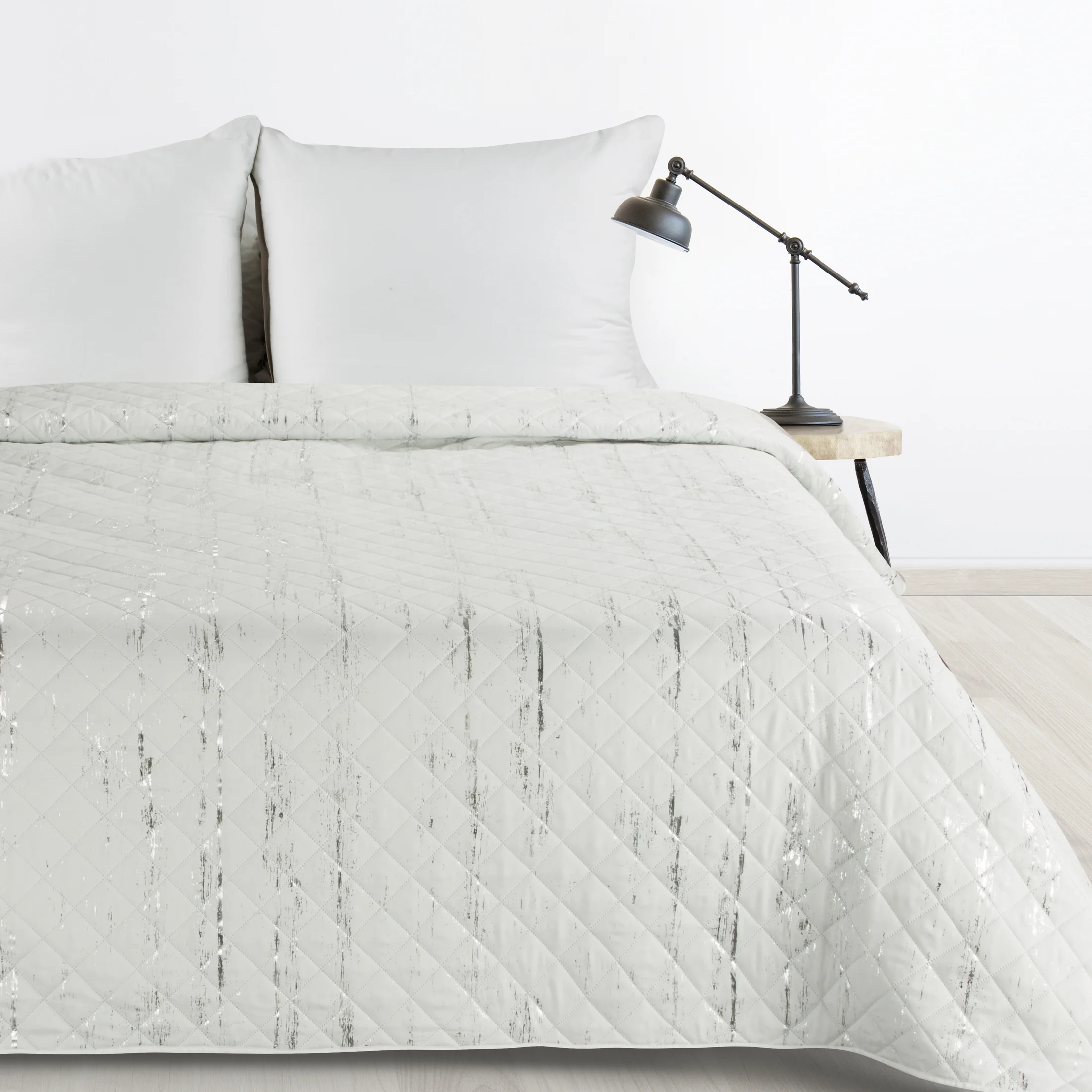 Narzuta biało, srebrna 220x240 cm zdobiona przecieranym wzorem i pikowana metodą hot press BLINK 1 Design 91 | eurofirany