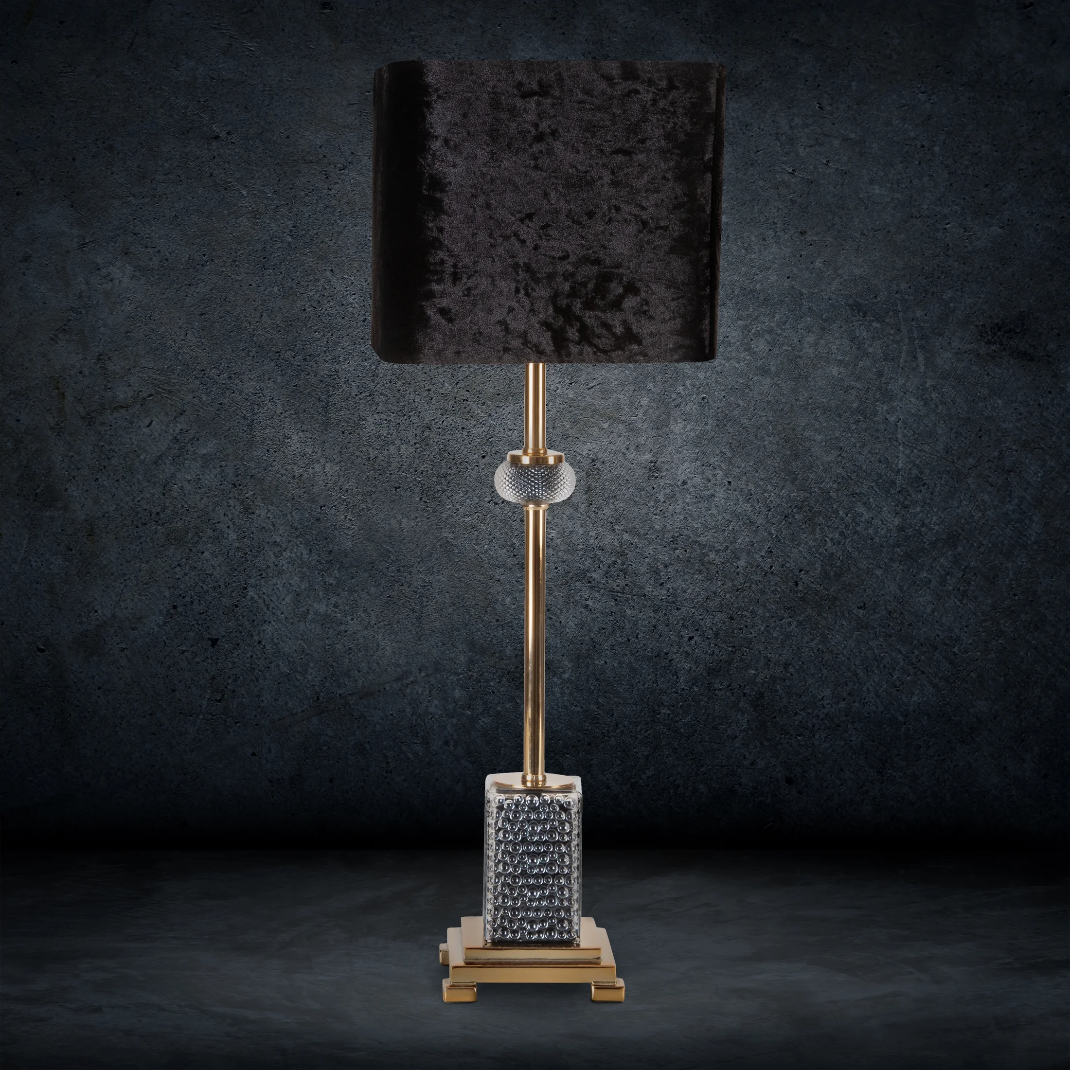 Lampa stołowa do salonu czarno, złota NELI z podstawą z żywicy poliestrowej wykończona welwetowym abażurem