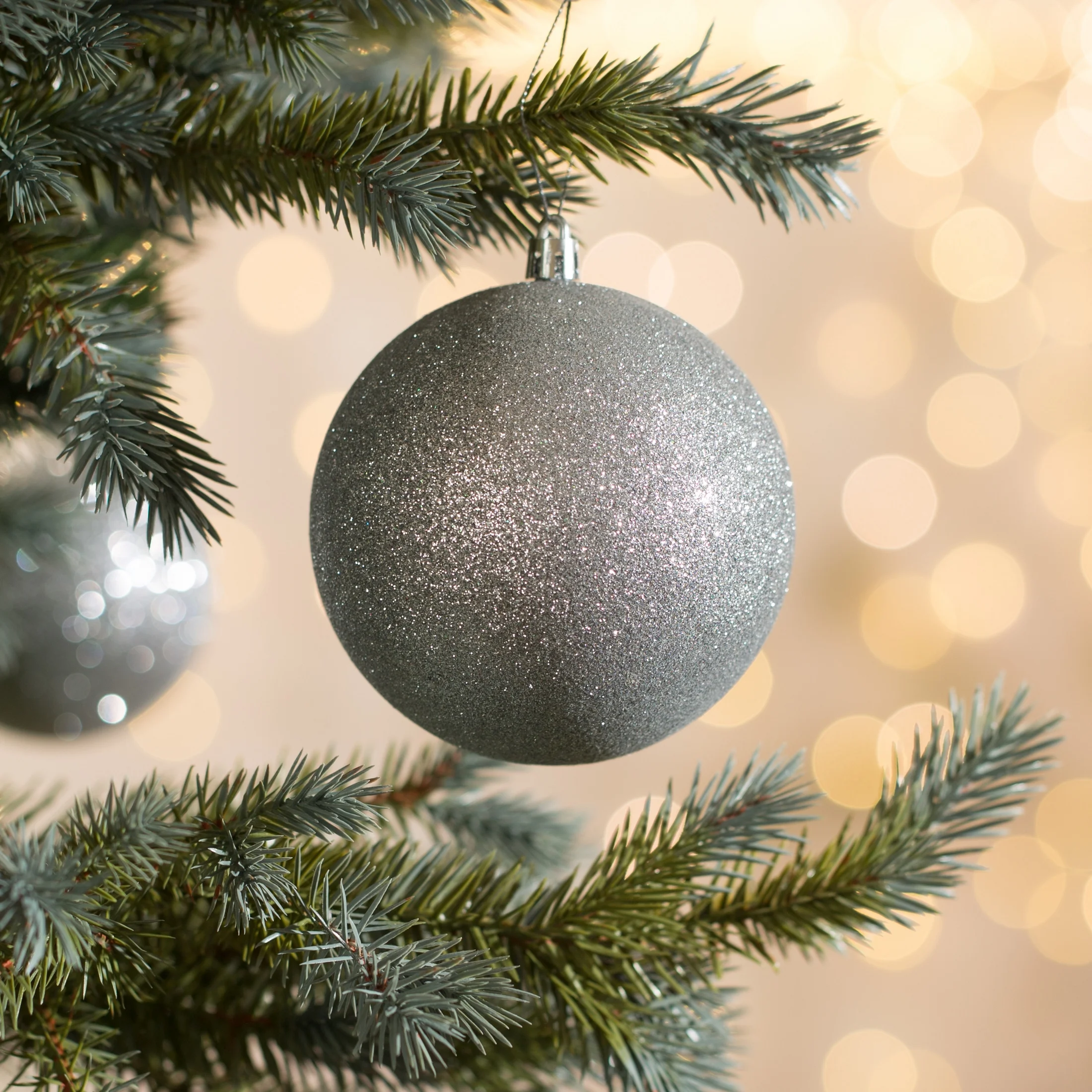 Bombka choinkowa obsypana lśniącym brokatem | eurofirany