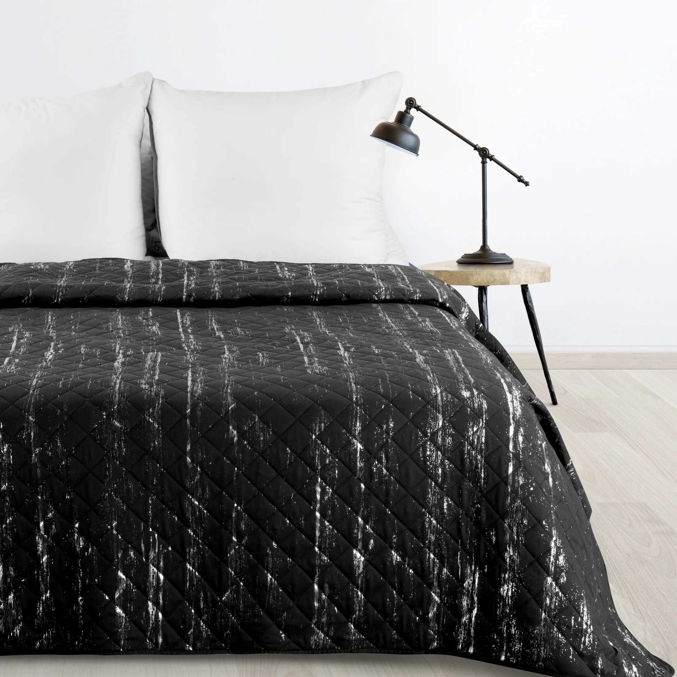 Narzuta czarno, srebrna 200x220 cm zdobiona przecieranym wzorem i pikowana metodą hot press BLINK 1 Design 91 | eurofirany