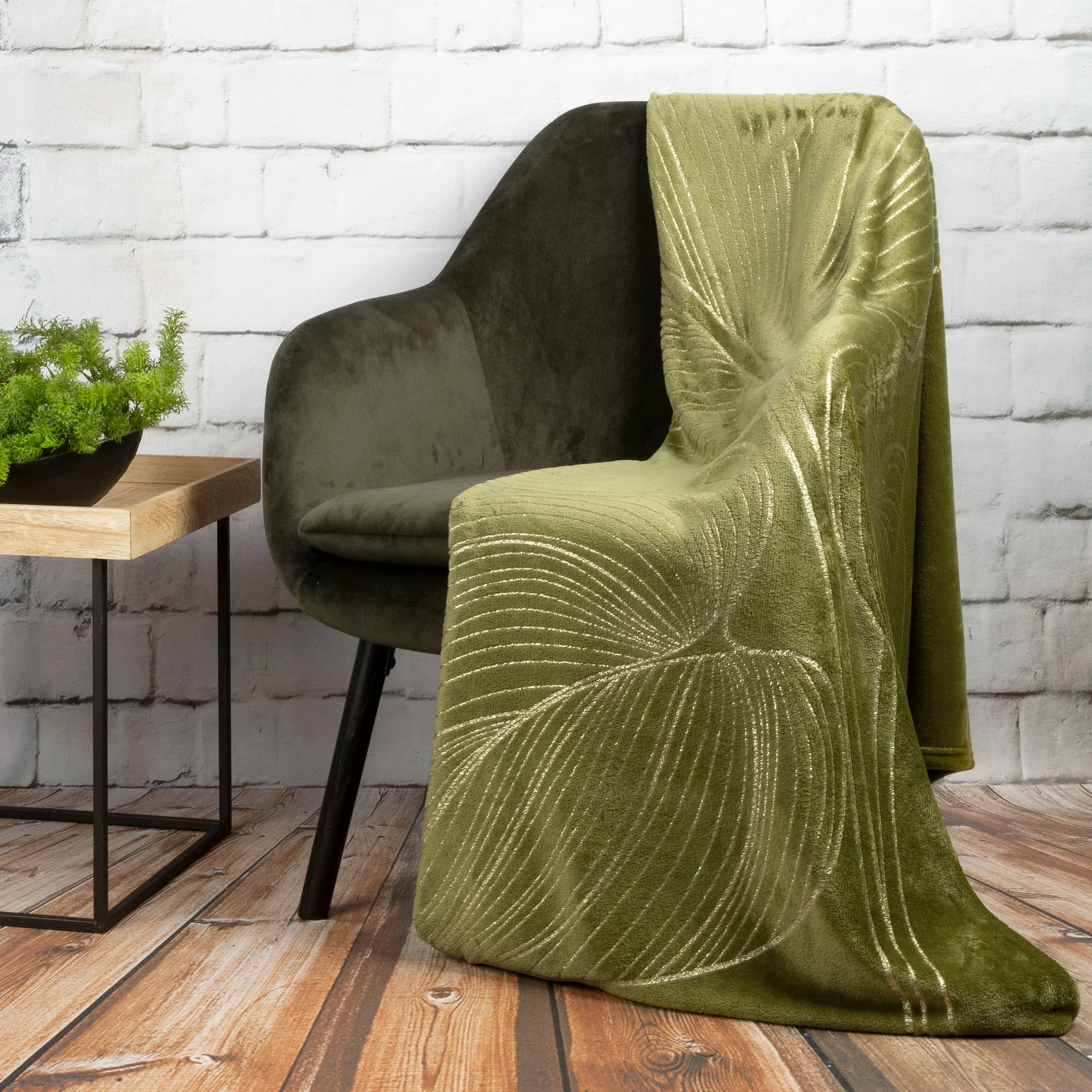 Koc 150x200 cm oliwkowy, złoty miękki w dotyku ze złotym nadrukiem z motywem liści lilii wodnej BLANCA | eurofirany