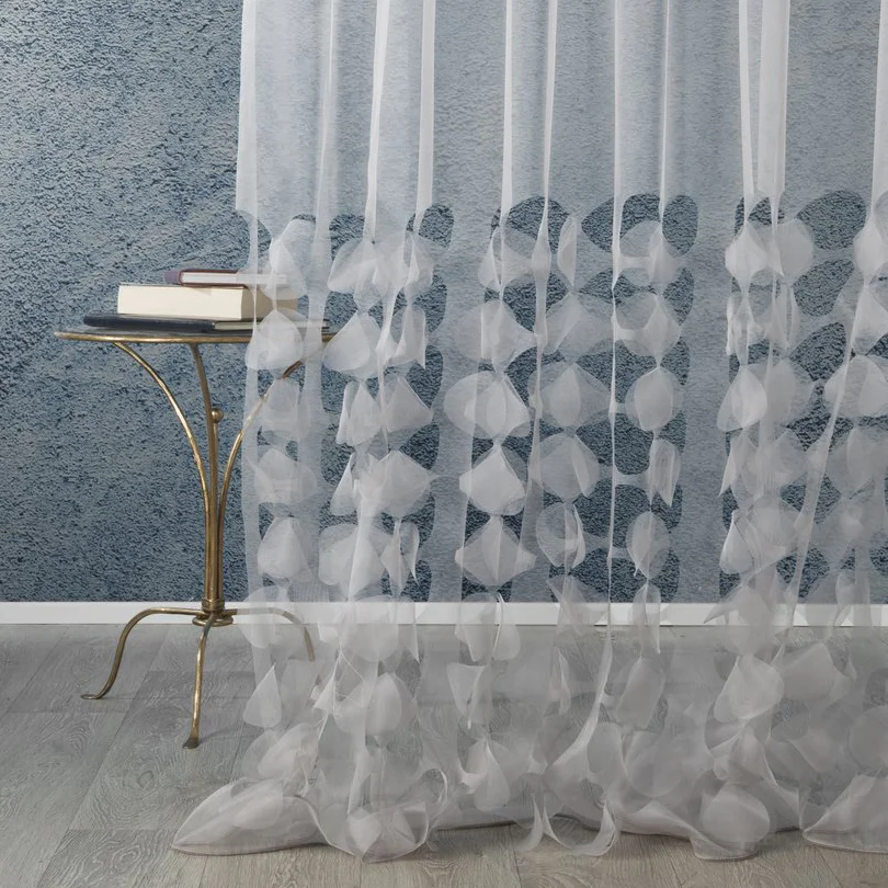 Tkanina firanowa z wycinanymi laserowo kółkami