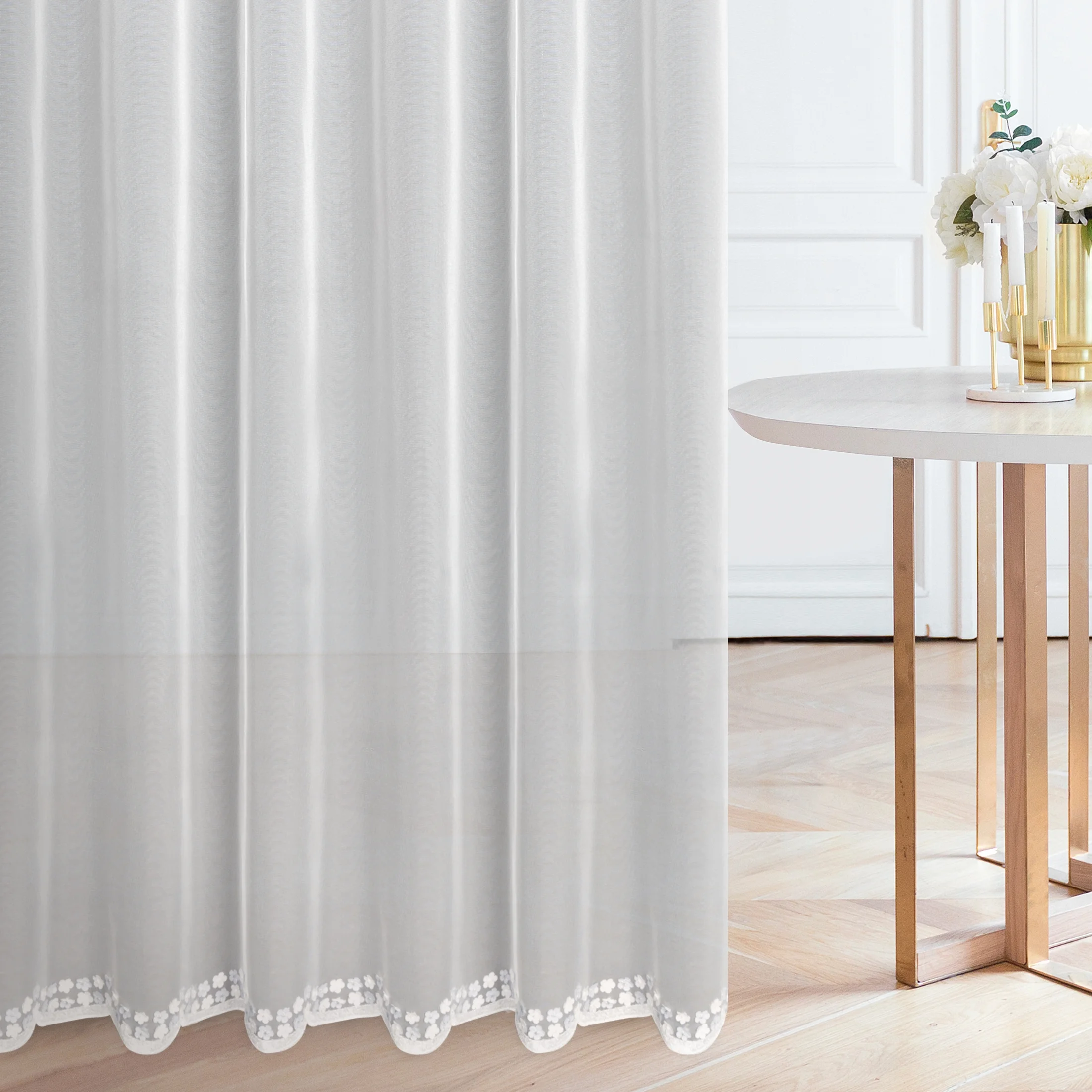 Tkanina firanowa, matowa siateczka wykończona delikatną aplikacją z motywem kwiatów