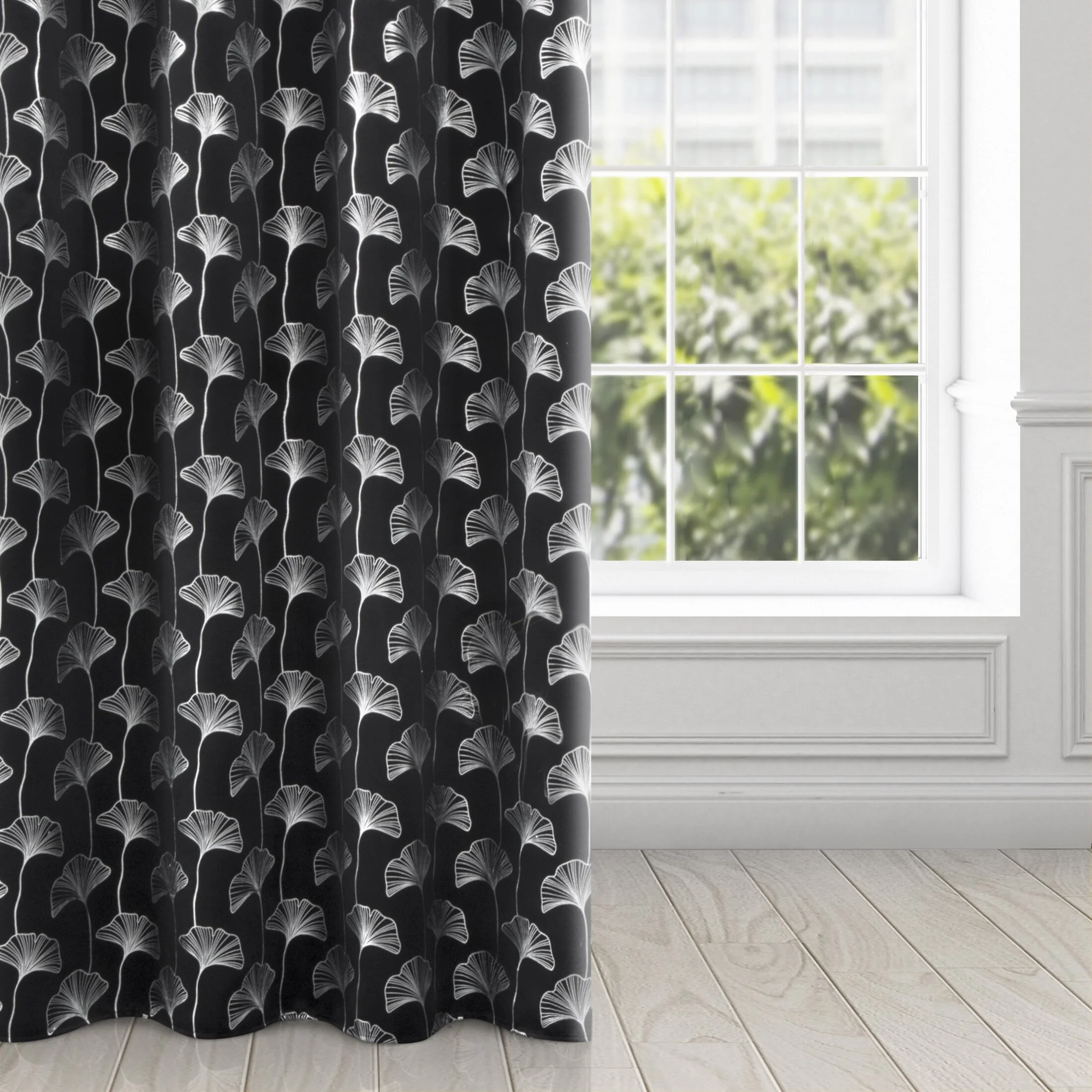 Zasłona czarna w srebrny wzór liści, zaciemniająca 135x250 cm przelotka - CLARA | eurofirany