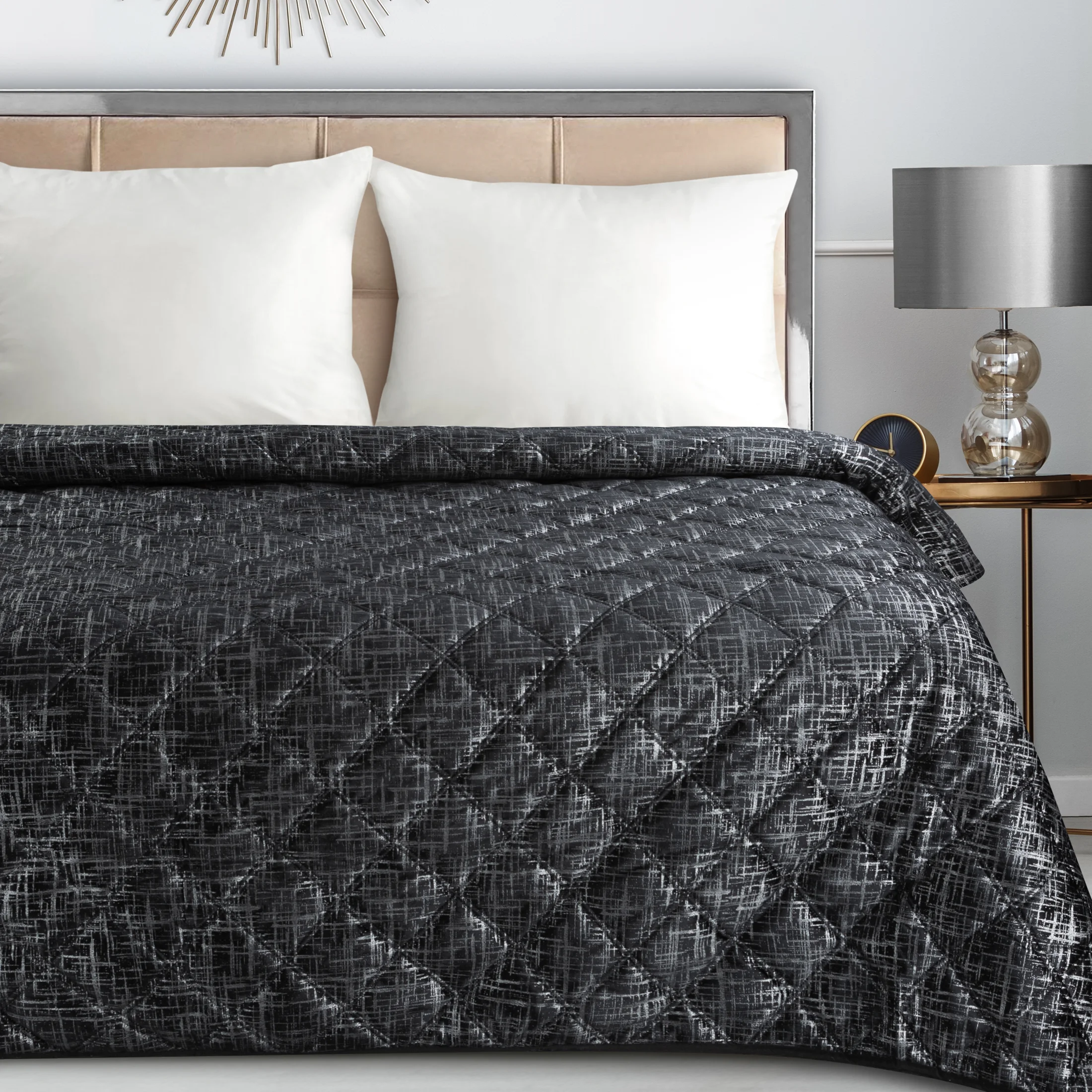 Narzuta welwetowa czarna 200x220 cm pikowana metodą hot press z błyszczącym nadrukiem BLINK 6 Eurofirany Premium | eurofirany