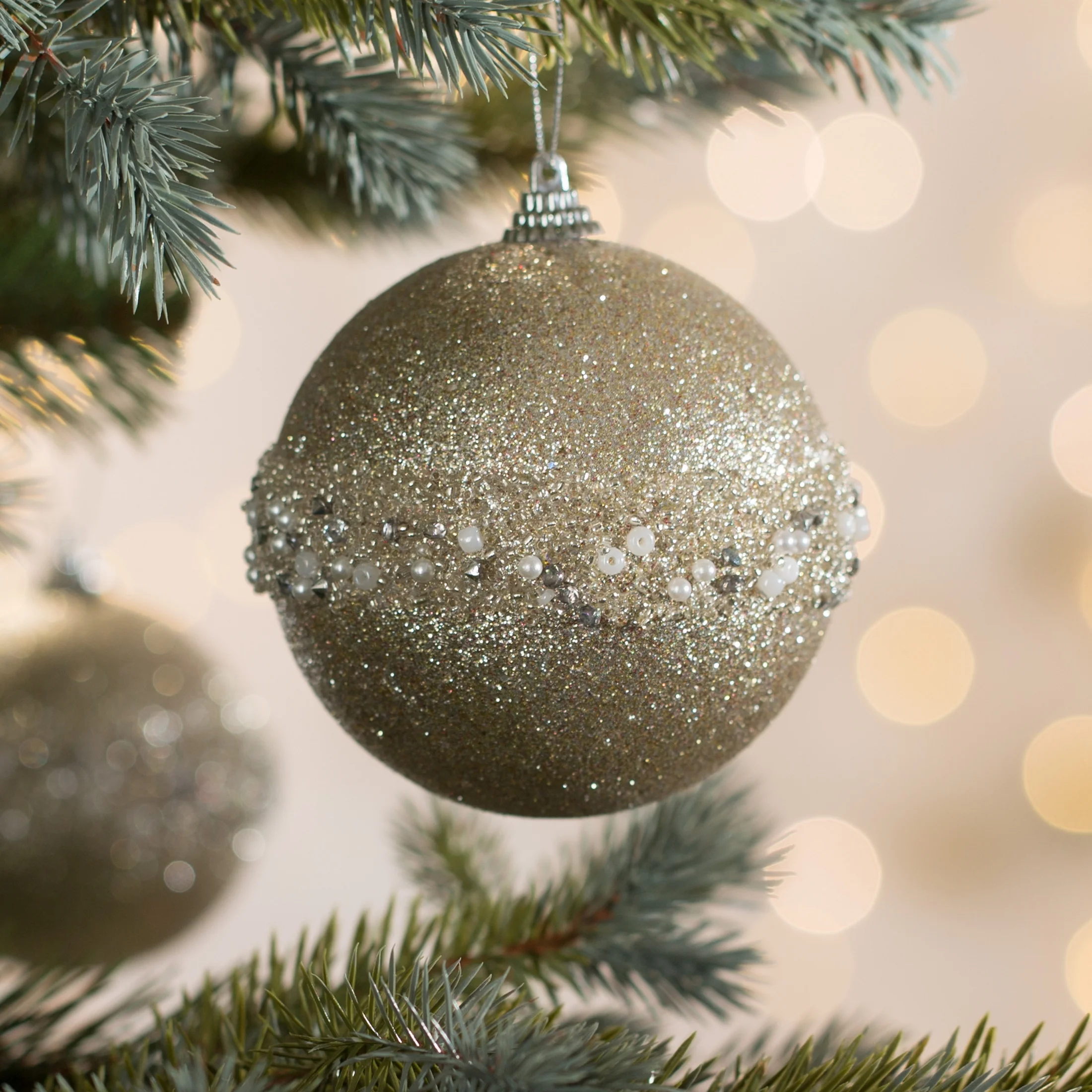 Bombka choinkowa zdobiona drobnymi koralikami |