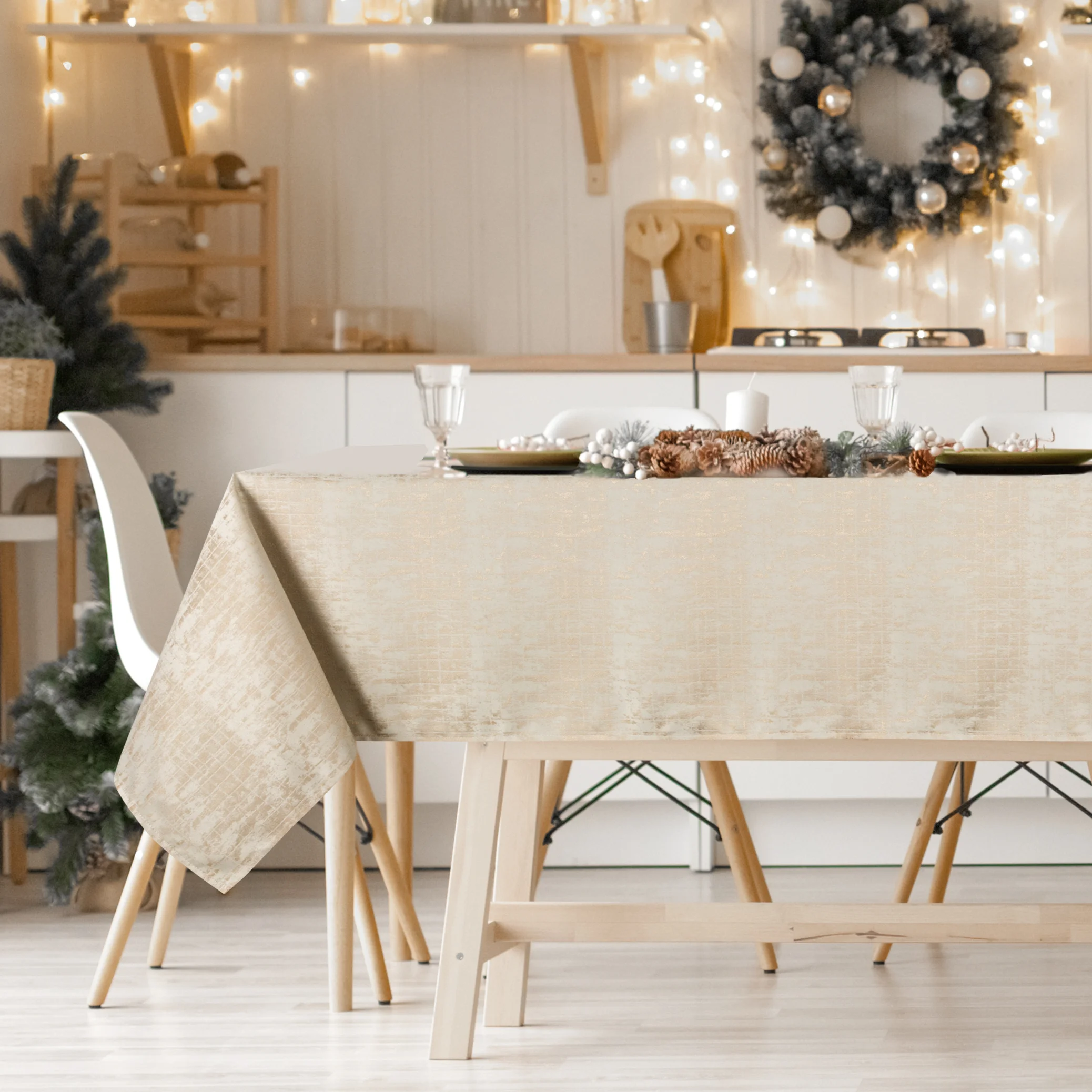 Obrus beżowy 140x220 cm żakardowy ALINA z subtelnym delikatnym wzorem przecierki