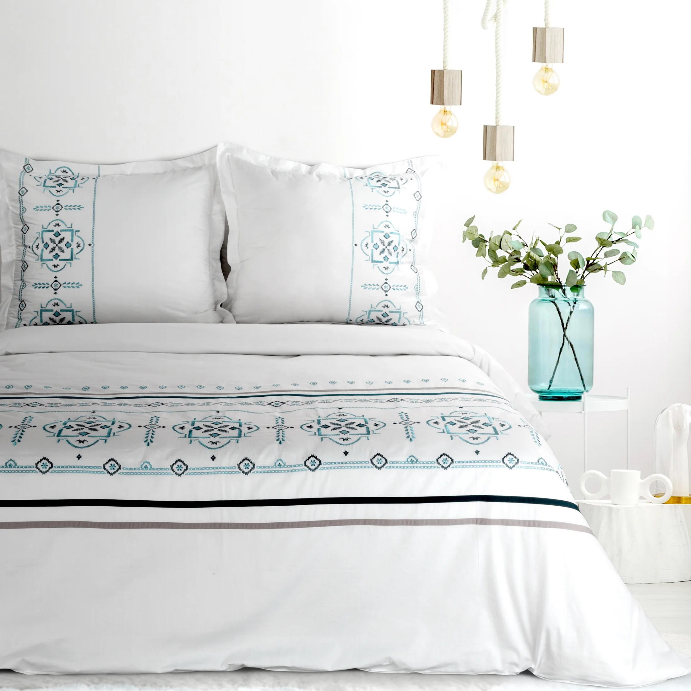 Pościel 160x200 cm bawełniana kolor biały, niebieski z haftowanym wzorem greckim Eurofirany Premium | eurofirany