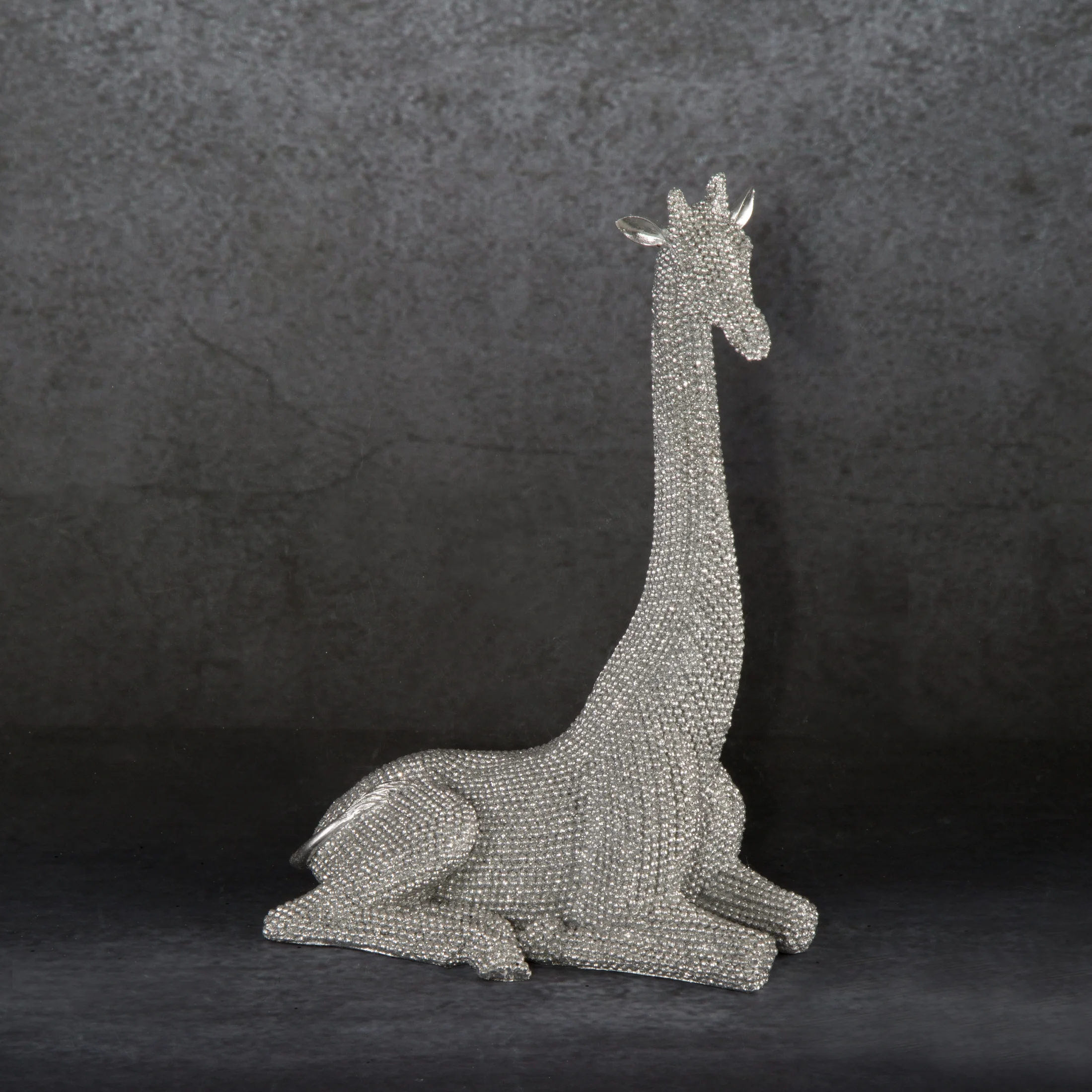 Figurka srebrna żyrafa o drobnym strukturalnym wzorze 15x8x21 cm ELDO
