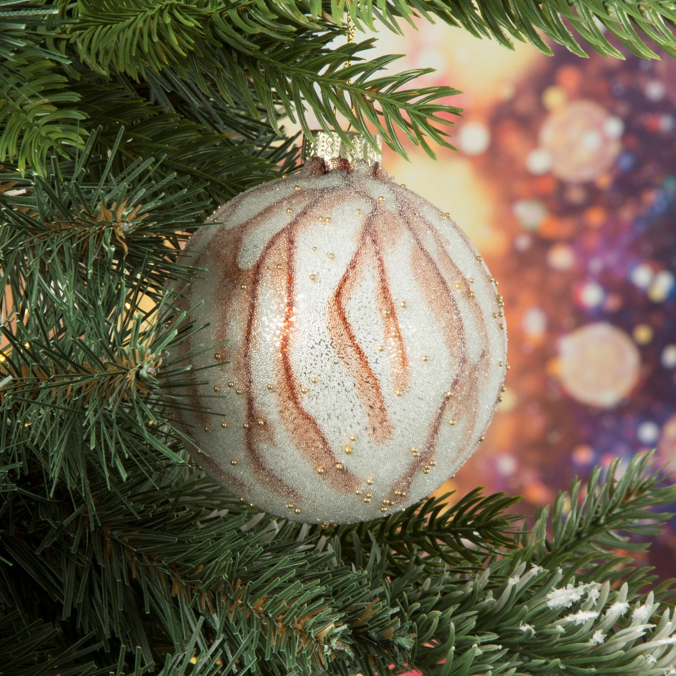 Bombka szklana z efektem zmrożenia obsypana drobnymi koralikami | eurofirany