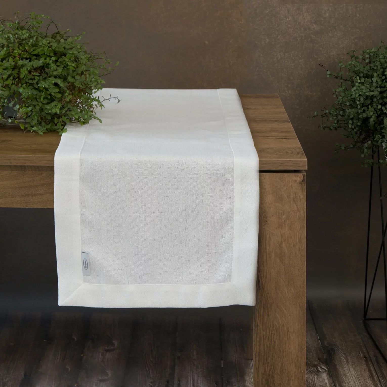 Bieżnik na stół biały 40x140 cm o płóciennym splocie BIANCA 1 z dodatkiem błyszczącej nici wykończony podwójną listwą na brzegach