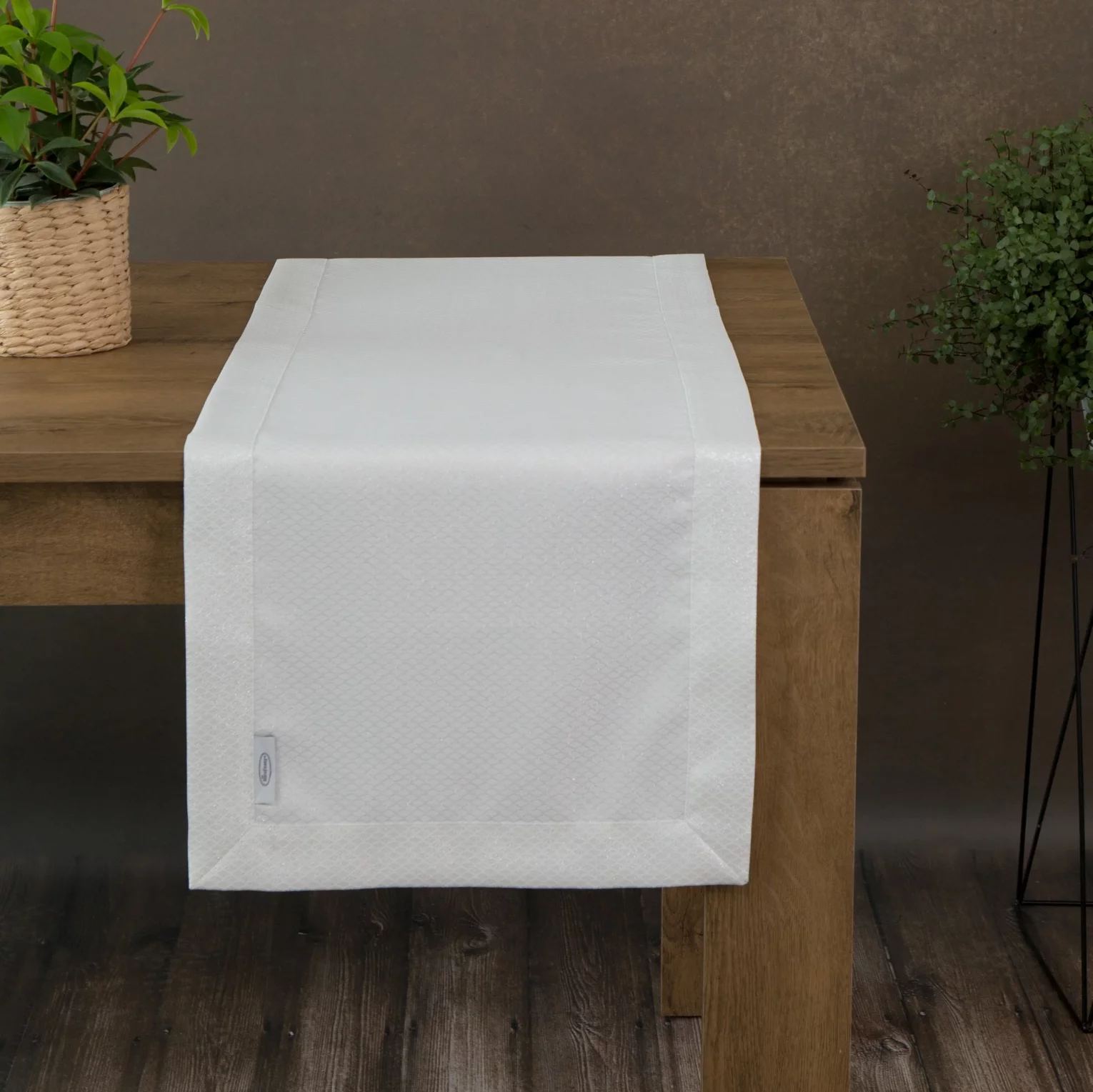 Bieżnik na stół biało, srebrny 40x200 cm JOWITA zdobiony srebrną błyszczącą nicią w wzór geometryczny z elegancką listwą