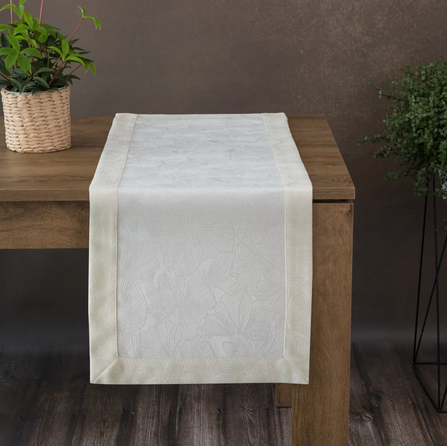 Bieżnik na stół kremowy 40x200 cm LILIAN z delikatnym wzorem liści z tkaniny przeplatanej złotą nicią z elegancką podwójną listwą