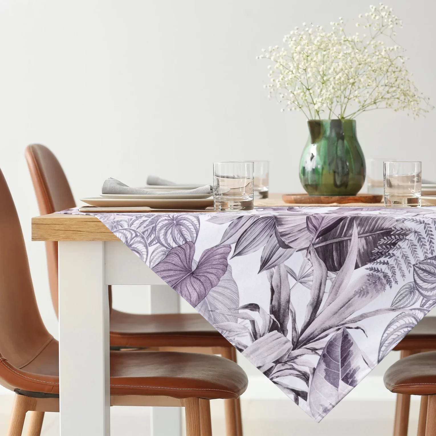 Bieżnik na stół biało, fioletowy 85x85 cm welwetowy DAVOS zdobiony nadrukiem egzotycznych liści DESIGN 91