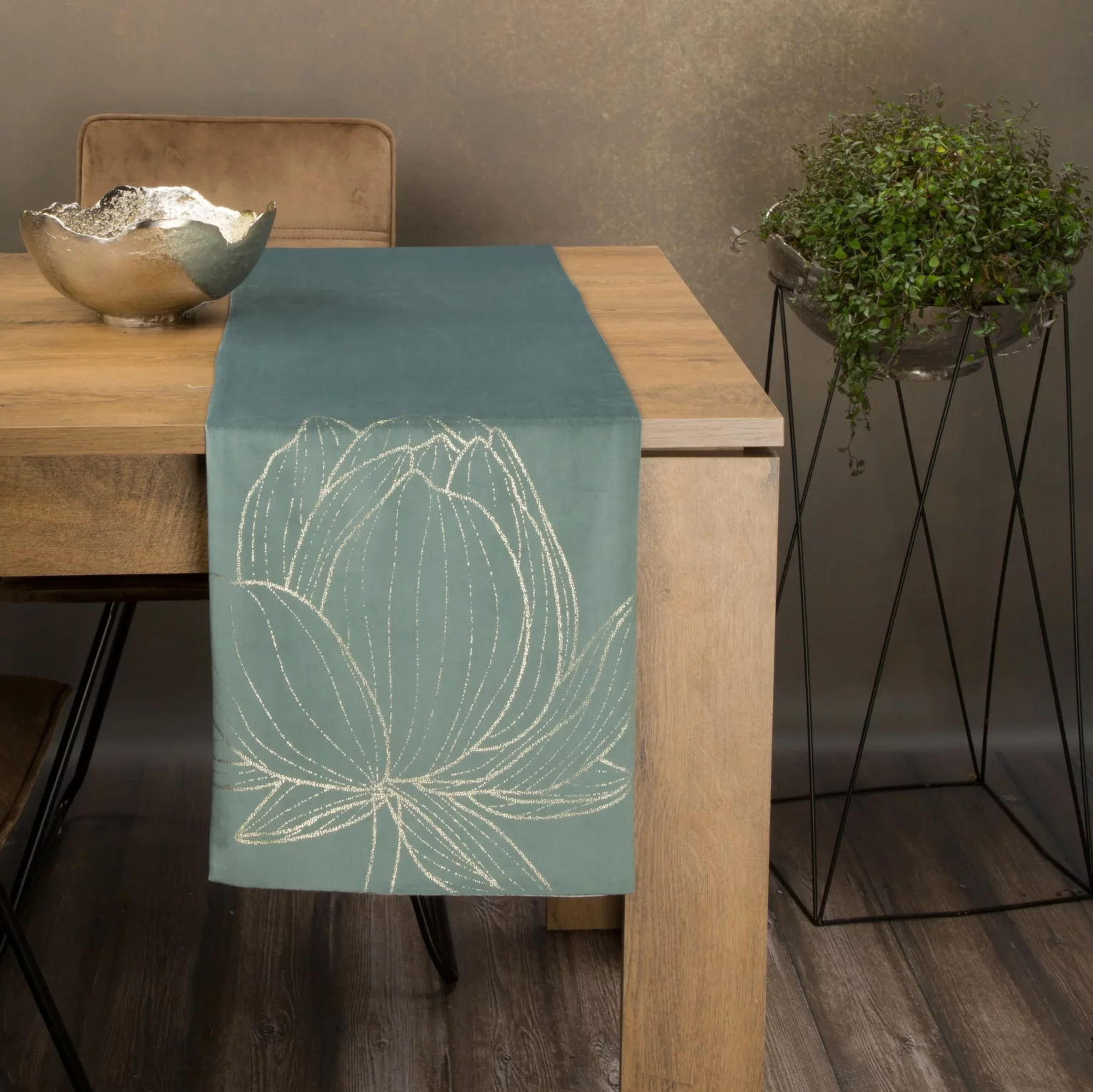 Bieżnik na stół ciemnomiętowy, złocisty 35x140 cm welwetowy BLINK 12 z dużym wzorem kwiatu lotosu