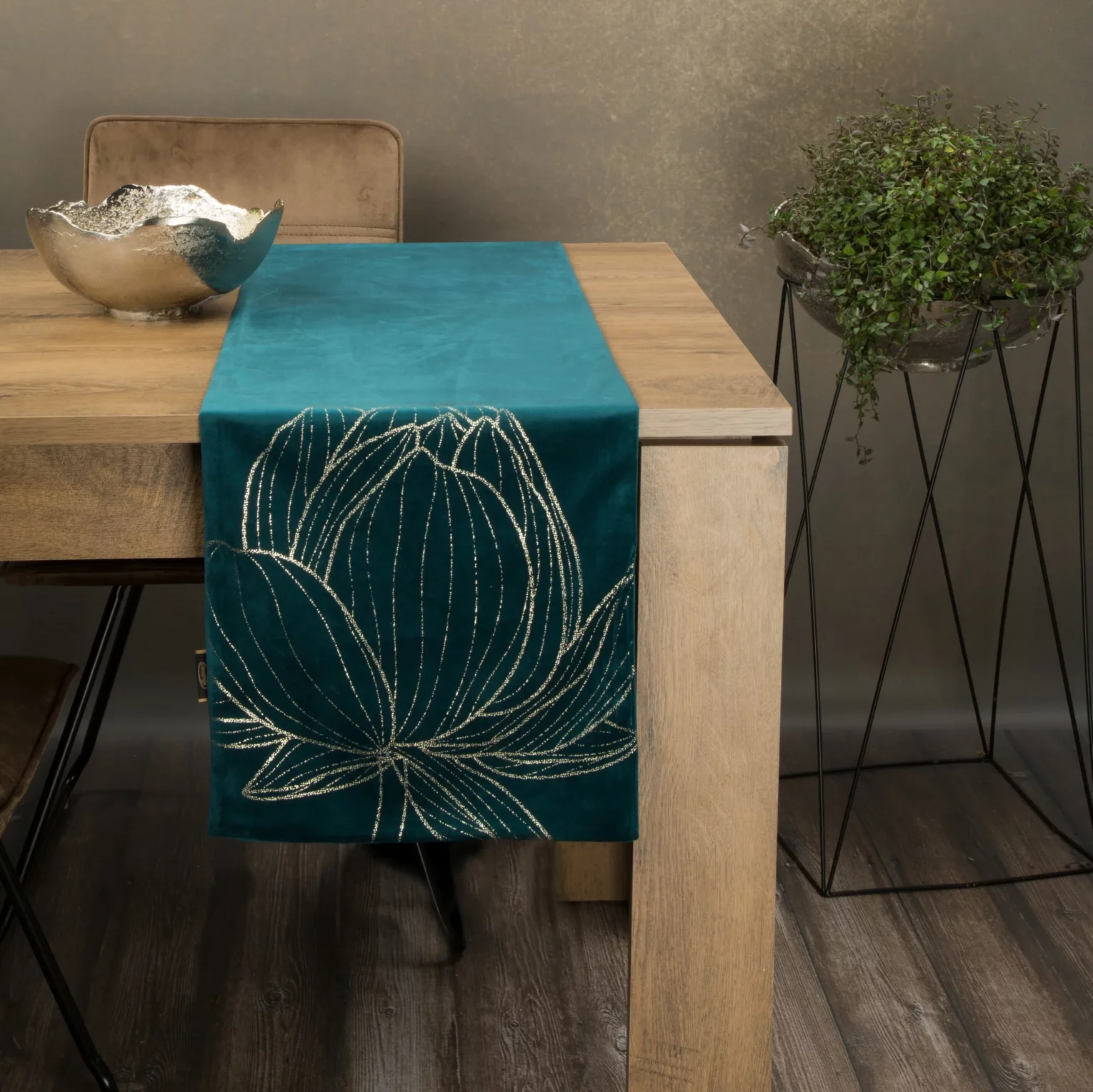 Bieżnik na stół ciemnoturkusowy, złocisty 35x220 cm welwetowy BLINK 12 z dużym wzorem kwiatu lotosu