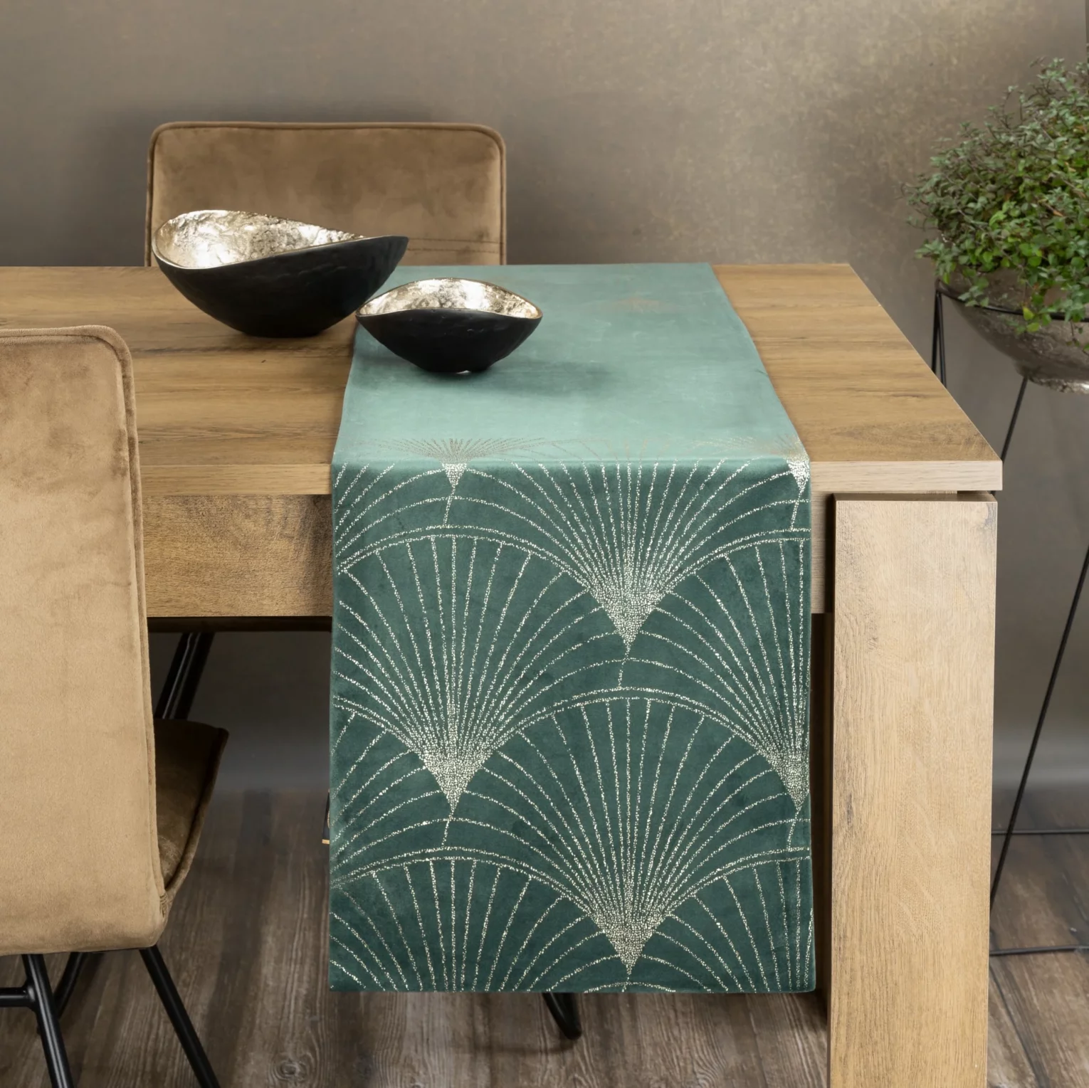 Bieżnik na stół ciemnomiętowo, złoty 35x180 cm welwetowy BLINK 14 z dużym wzorem wachlarzy w stylu art deco