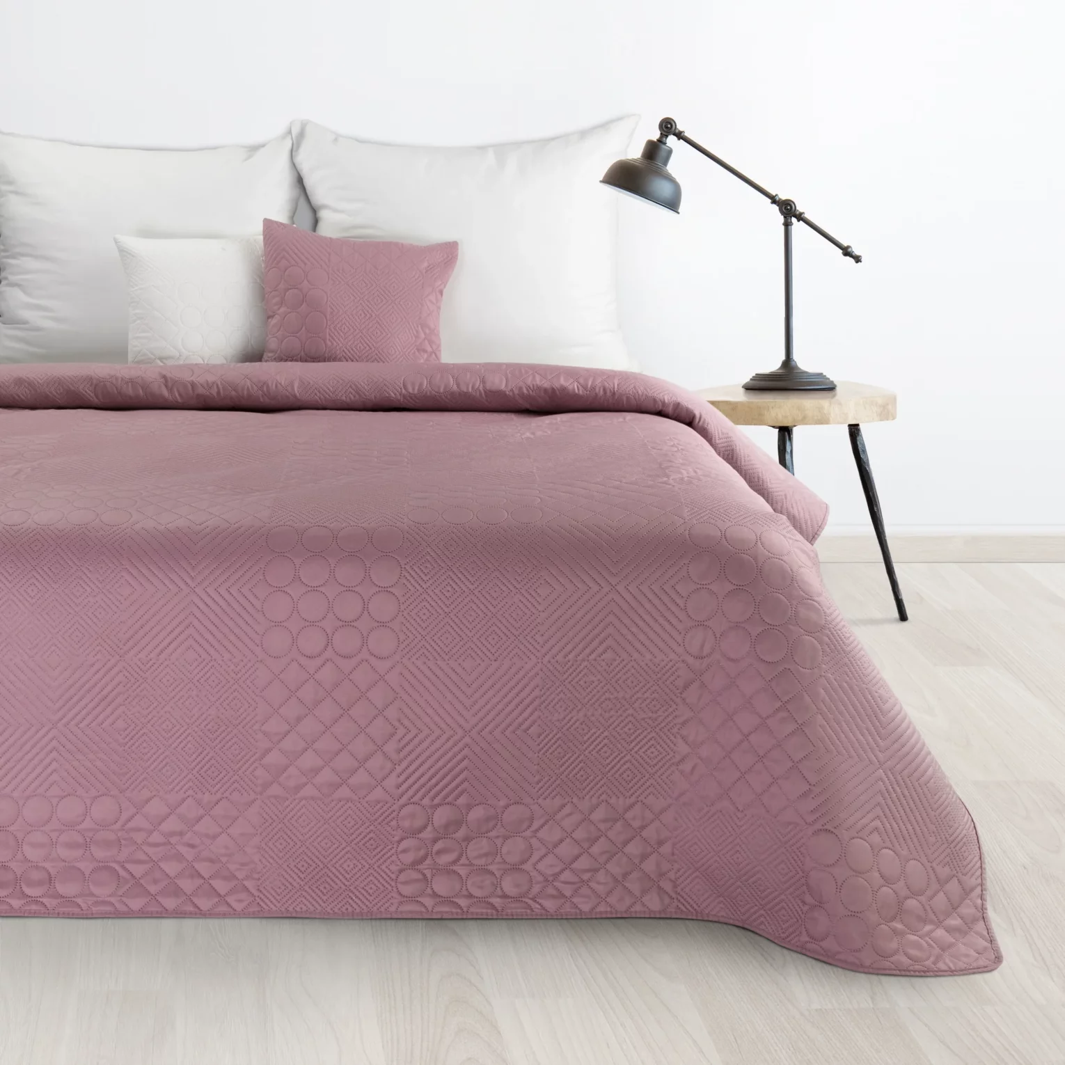Narzuta różowa 170x210 cm z patchworkowym motywem wytłaczanym techniką hot press BONI 5 Design 91