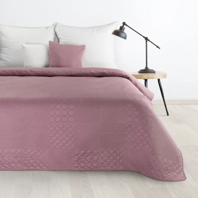 Narzuta różowa 170x210 cm z patchworkowym motywem wytłaczanym techniką hot press BONI 5 Design 91