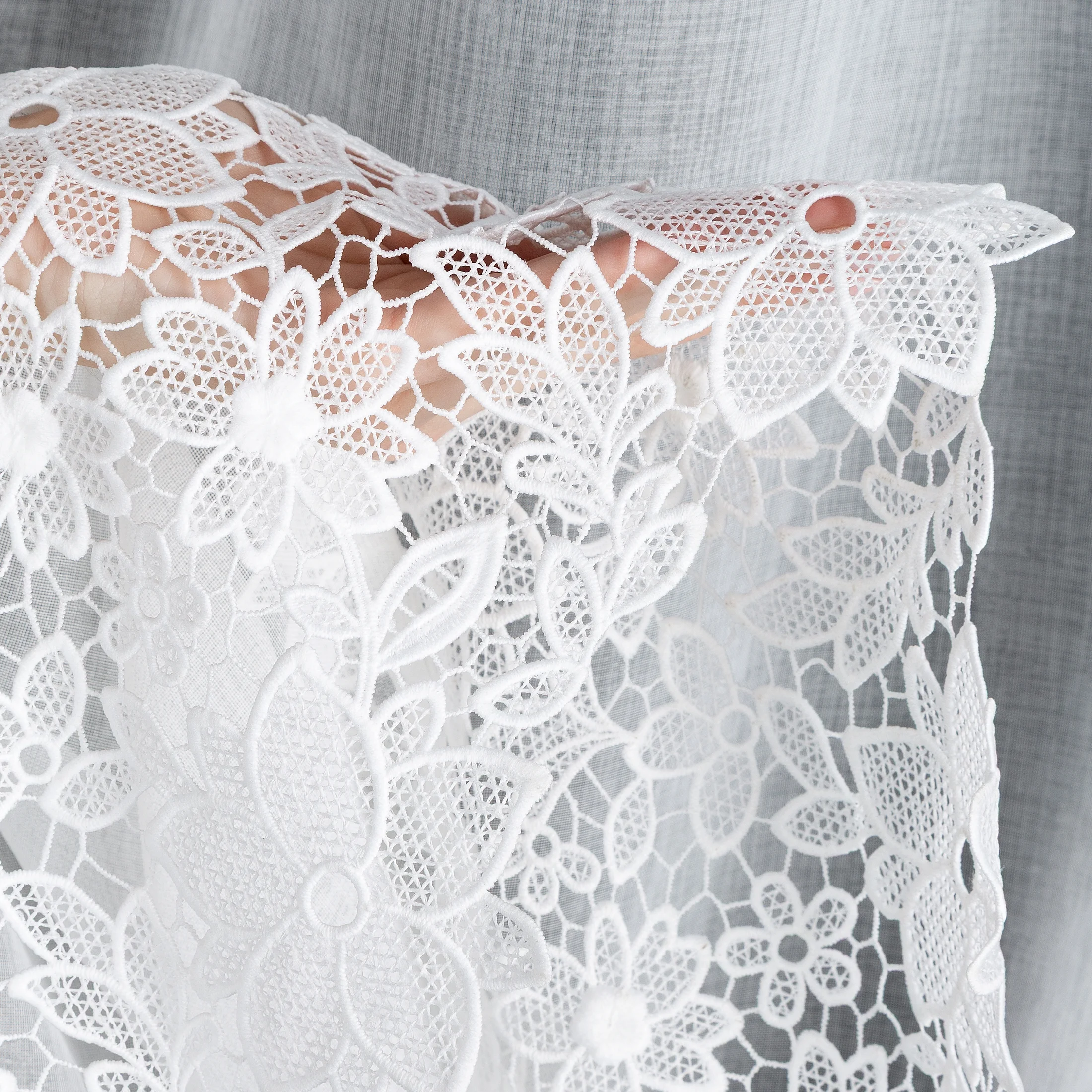 Zazdrostka biała zdobiona subtelną aplikacją 40x150 cm szelki - ARTEMIDA