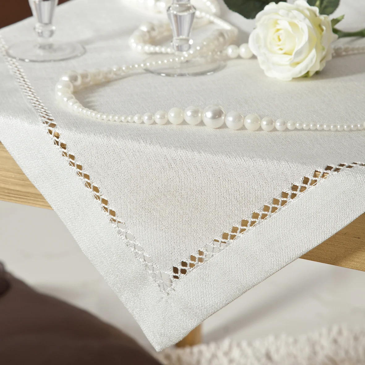 Bieżnik na stół biały 85x85 cm Emily z ozdobną listwą i mereżką