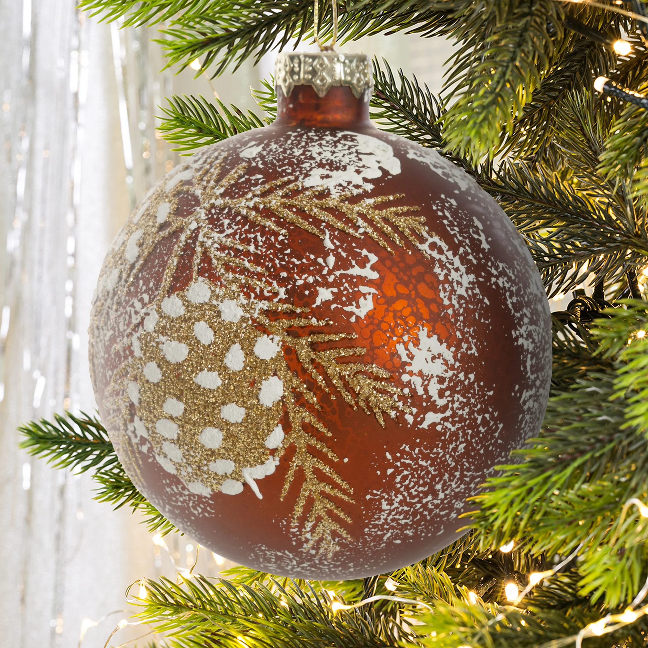 Bombka szklana ręcznie zdobiona motywem gałązek i szyszek | eurofirany