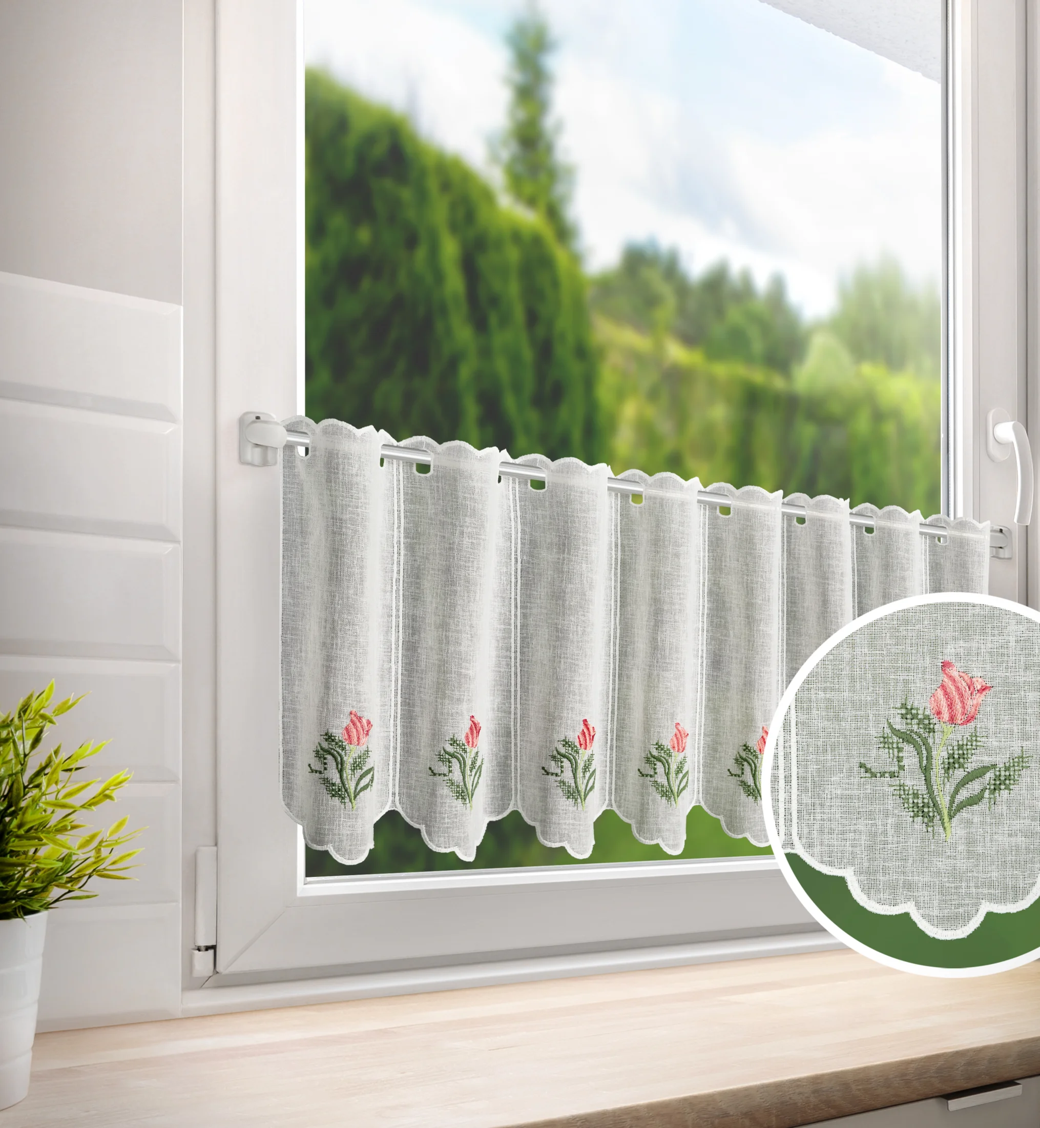 Tkanina firanowa zazdrostka z etaminy zdobiona subtelnym nadrukiem tulipanów