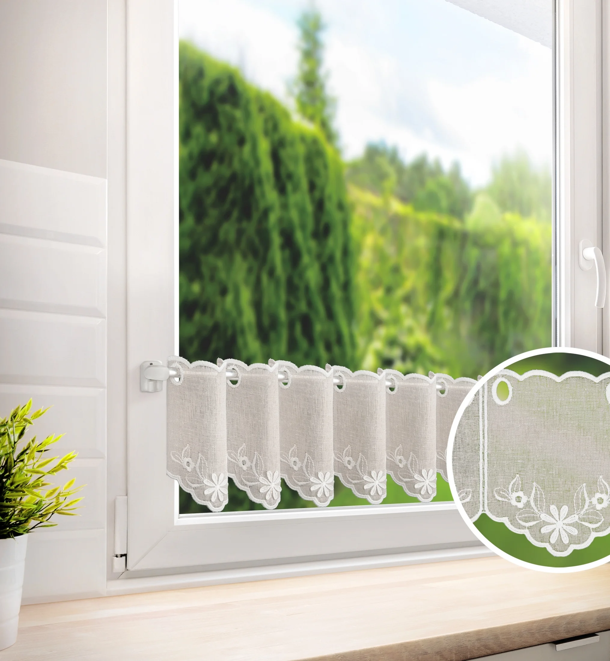 Tkanina firanowa zazdrostka z etaminy zdobiona haftem kwiatuszków