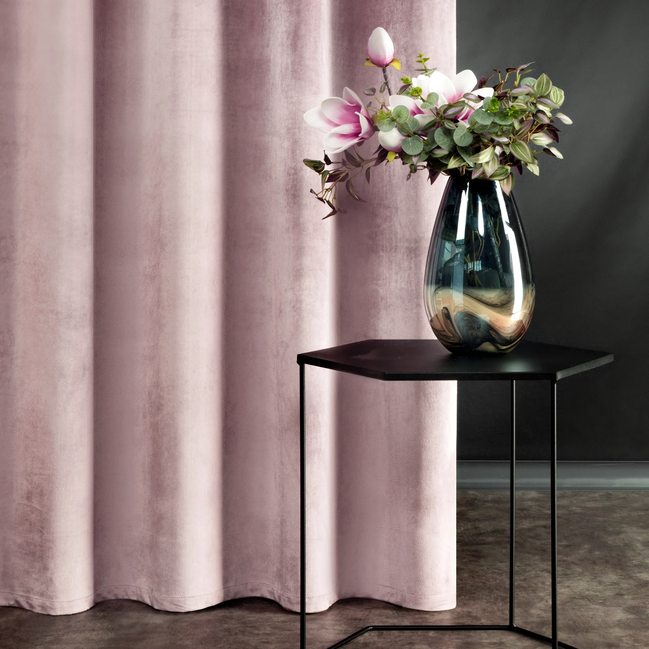 Zasłona pudrowo różowa z aksamitnego błyszczącego welwetu 140x250 cm przelotka - LUCCA | 