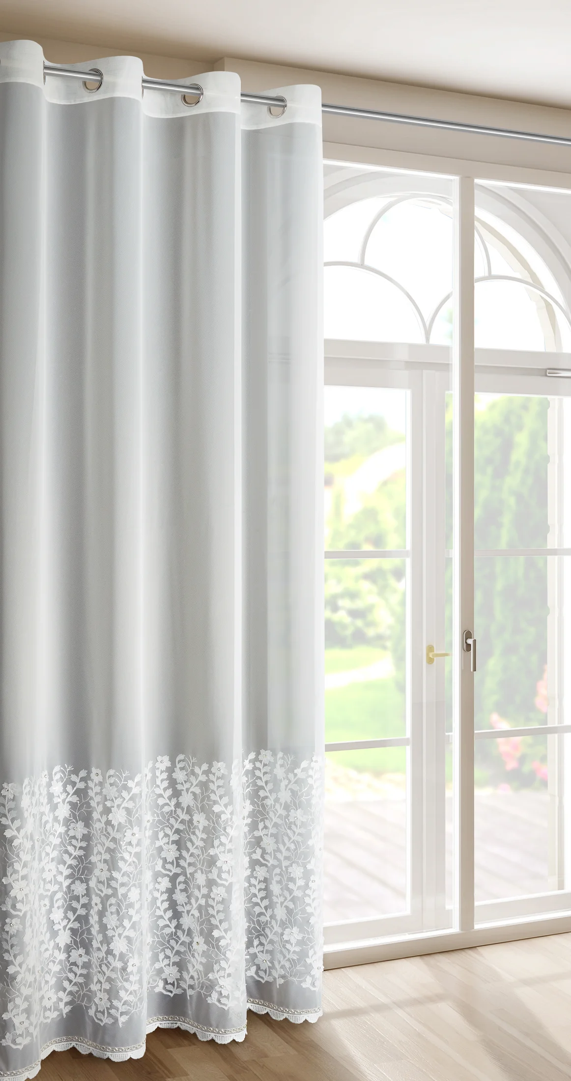 Dekoracja okienna biała z gładkiej tkaniny zdobiona pasem aplikacji w kwiaty 140x250 cm przelotka - INGA EVA MINGE