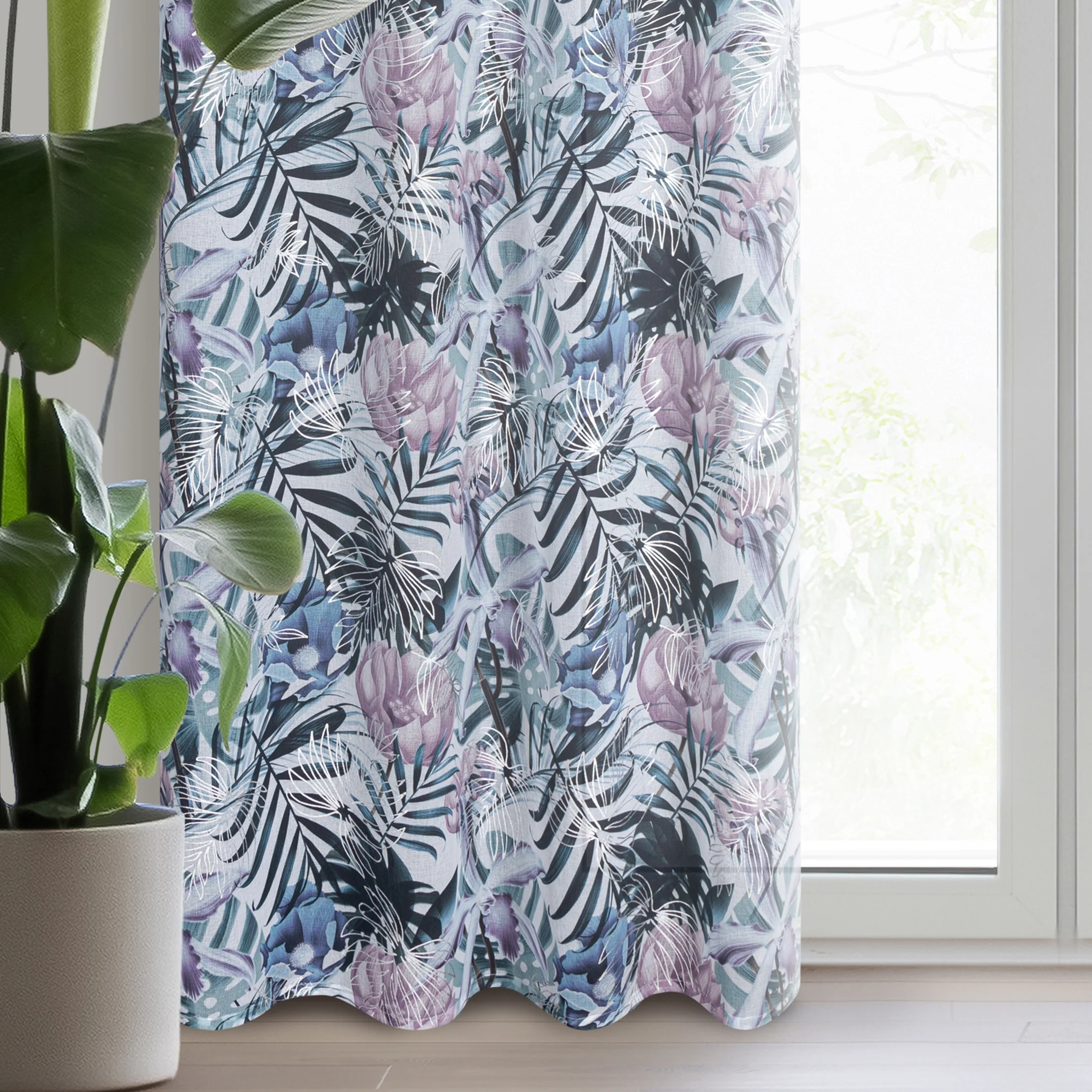 Dekoracja okienna biało, zielona z półprzezroczystej tkaniny z motywem egzotycznych roślin ze srebrnymi akcentami 140x250 cm przelotka - MALIBU | eurofirany