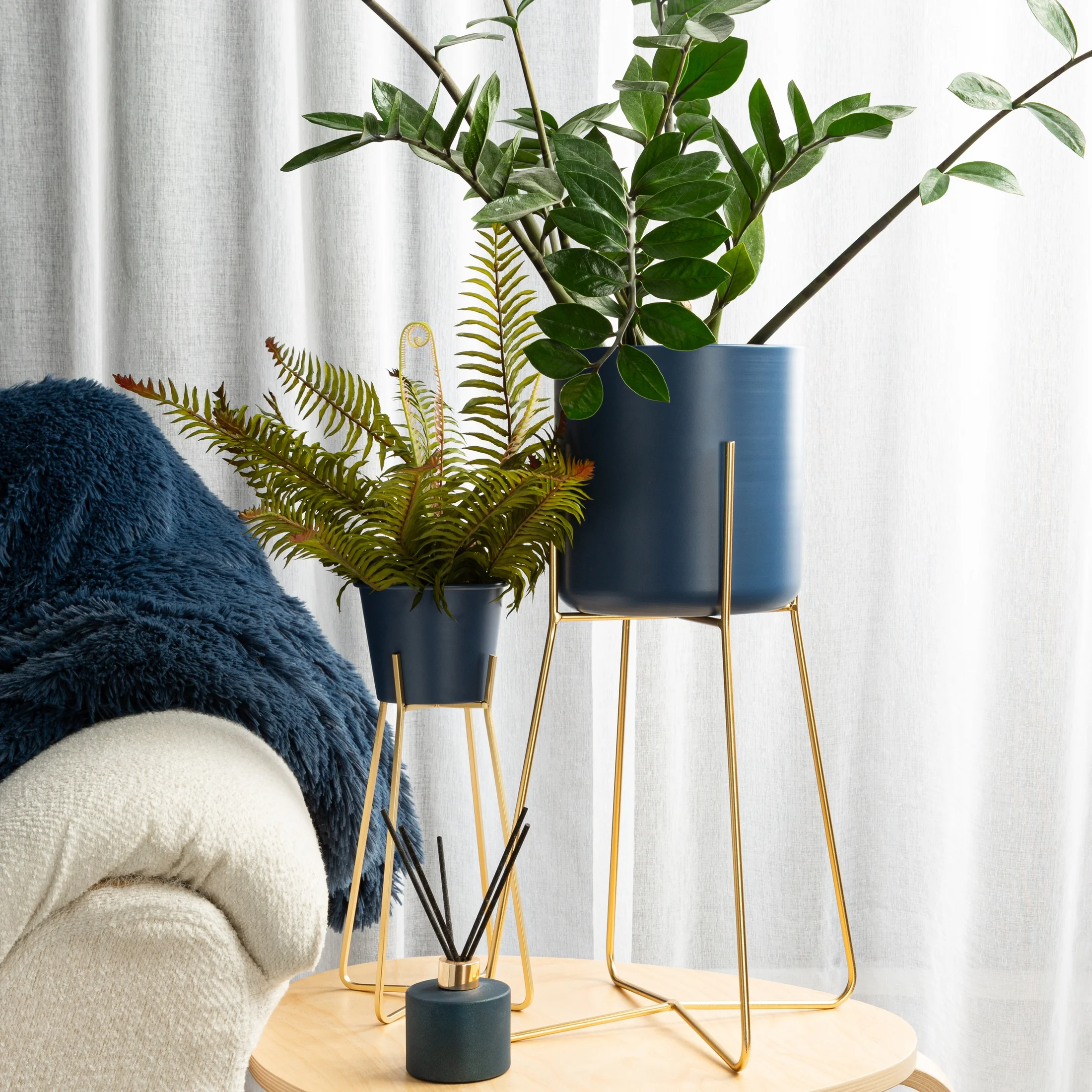 Metalowa osłonka na donicę na stojaku