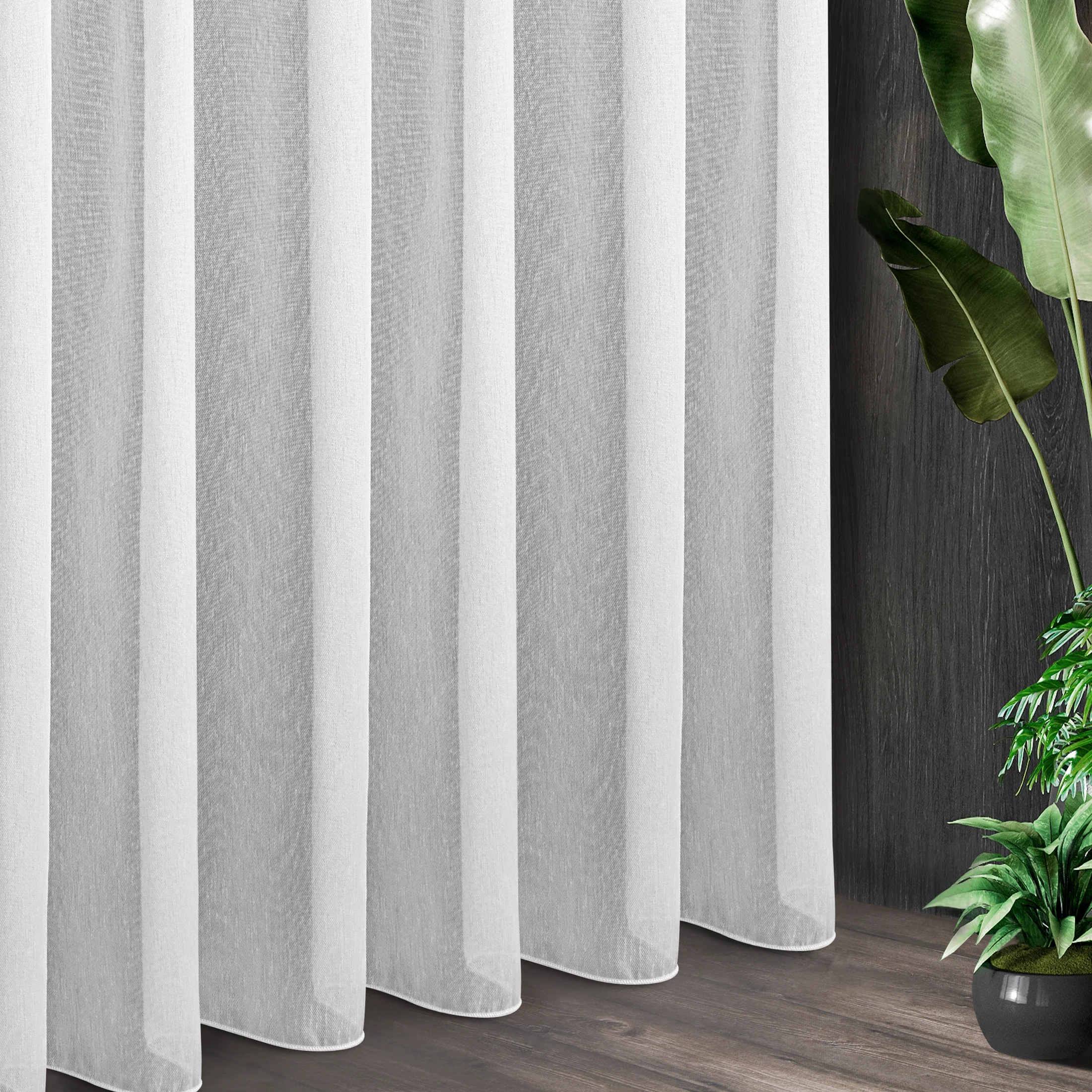 Tkanina firanowa, gładka, uniwersalna baza, z subtelnym połyskiem, z efektem deszczyku wykończona obciążnikiem