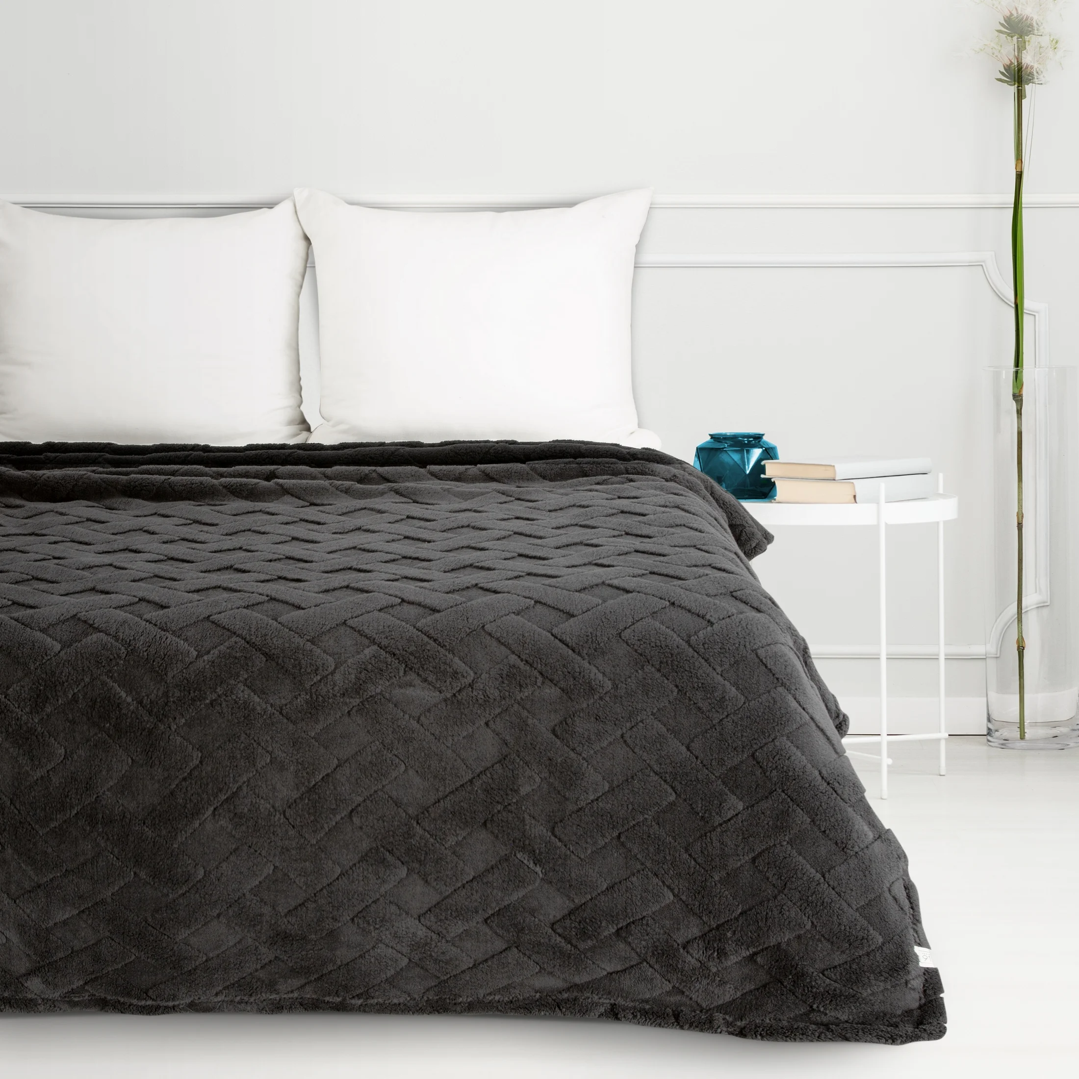 Koc flano 170x210 cm stalowy zdobiony wytłaczanym wzorem CARO Design 91