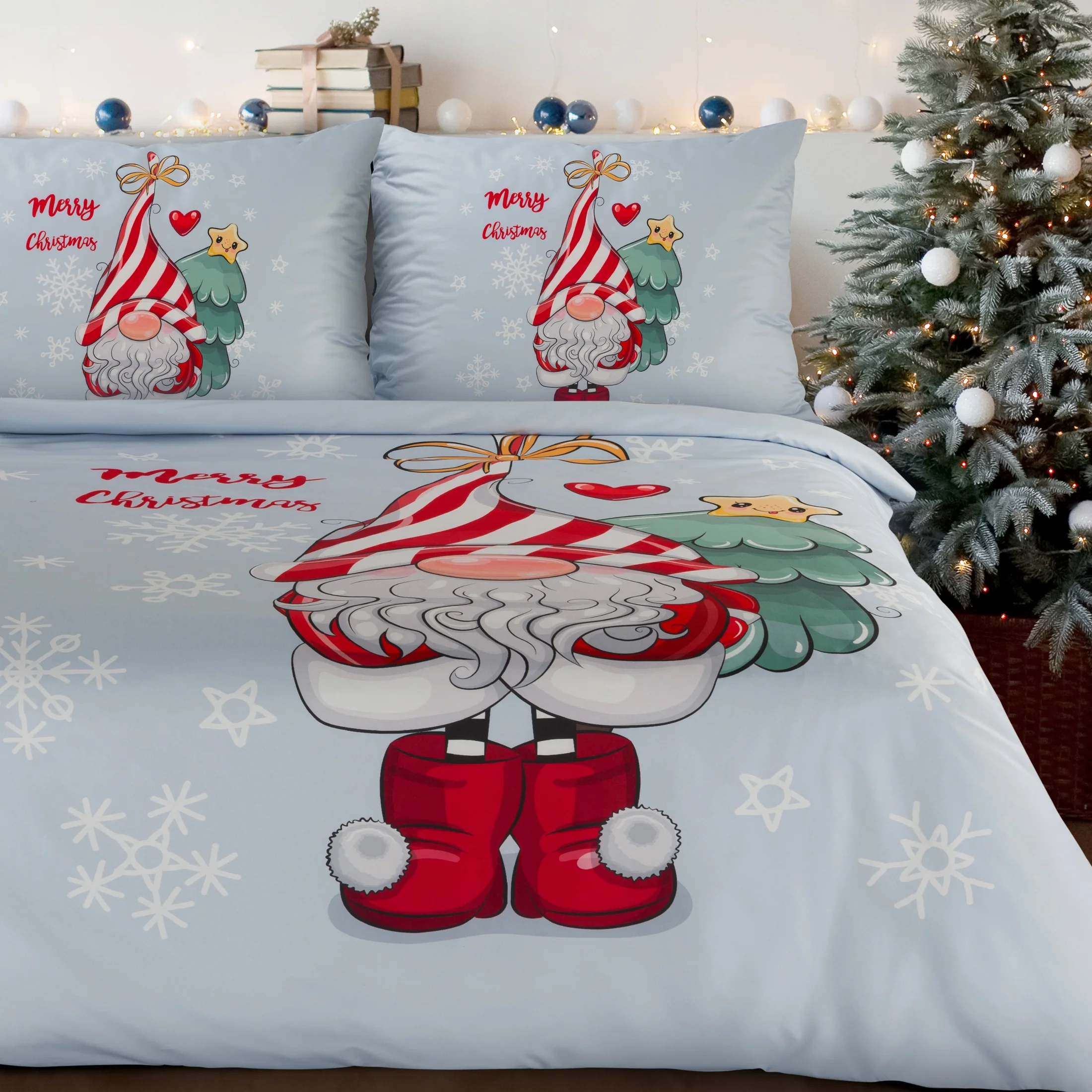 Pościel świąteczna 160x200 cm kolor jasnoszary, czerwony z nadrukiem uroczego skrzata BEINER | eurofirany
