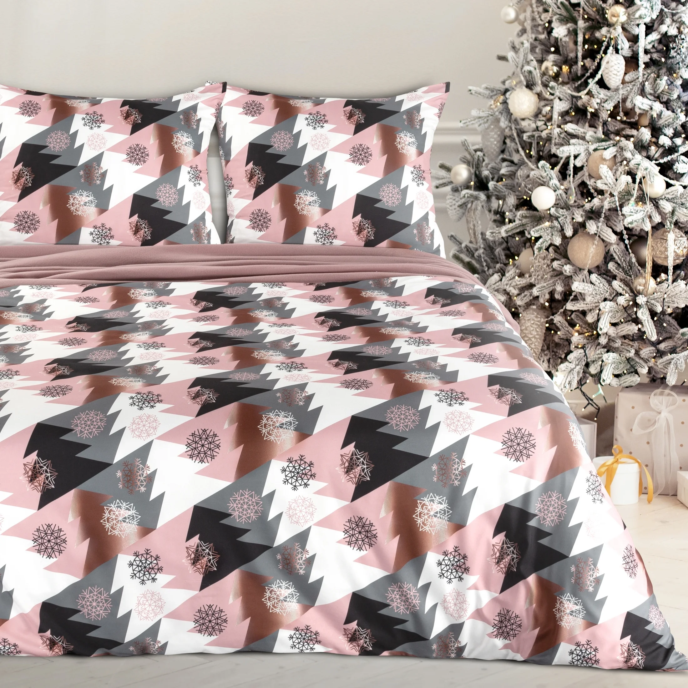 Pościel świąteczna 160x200 cm kolor różowy, czarny z wzorem choinek AURA |