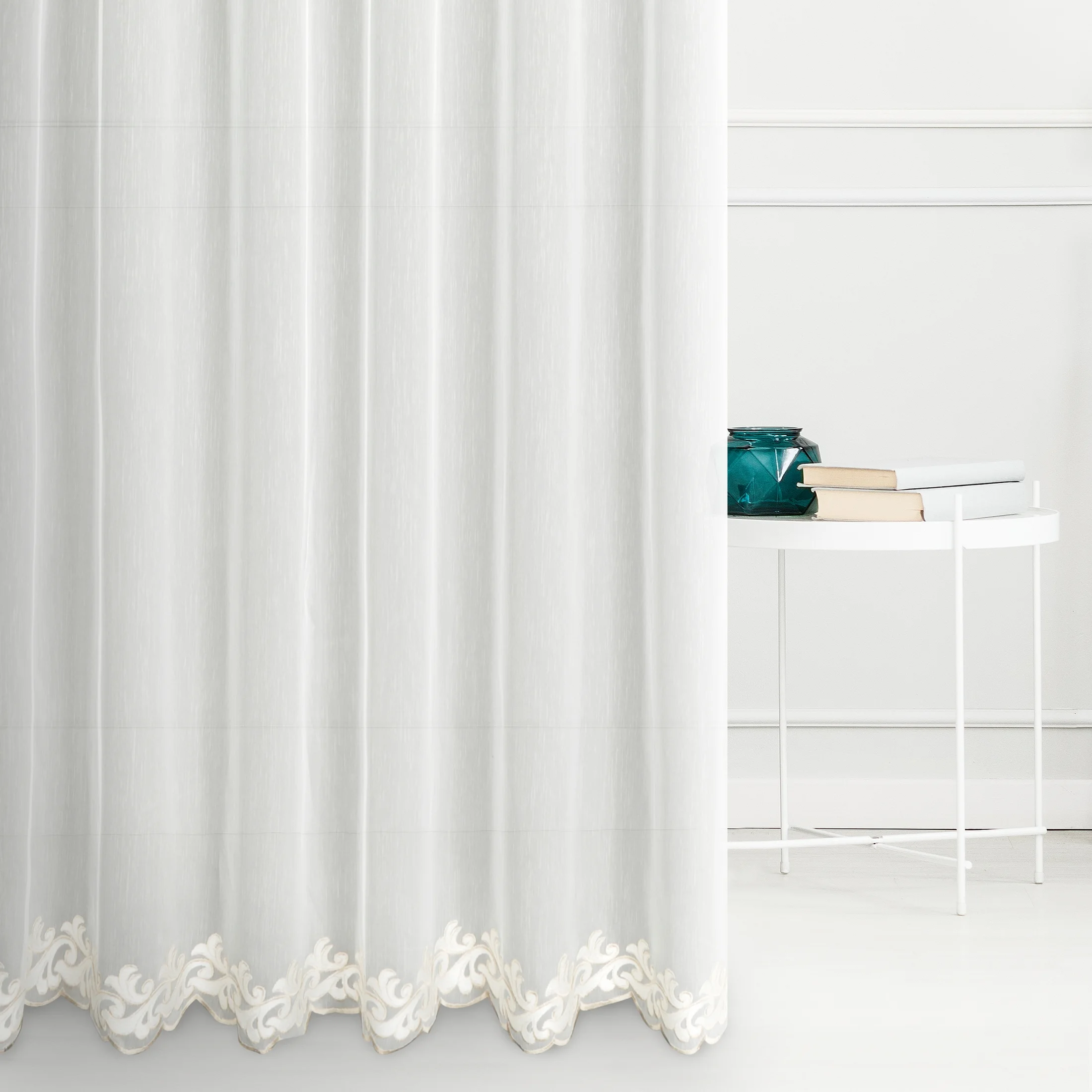 Tkanina firanowa matowa, typu aden, zdobiona haftem z motywem roślinnego ornamentu