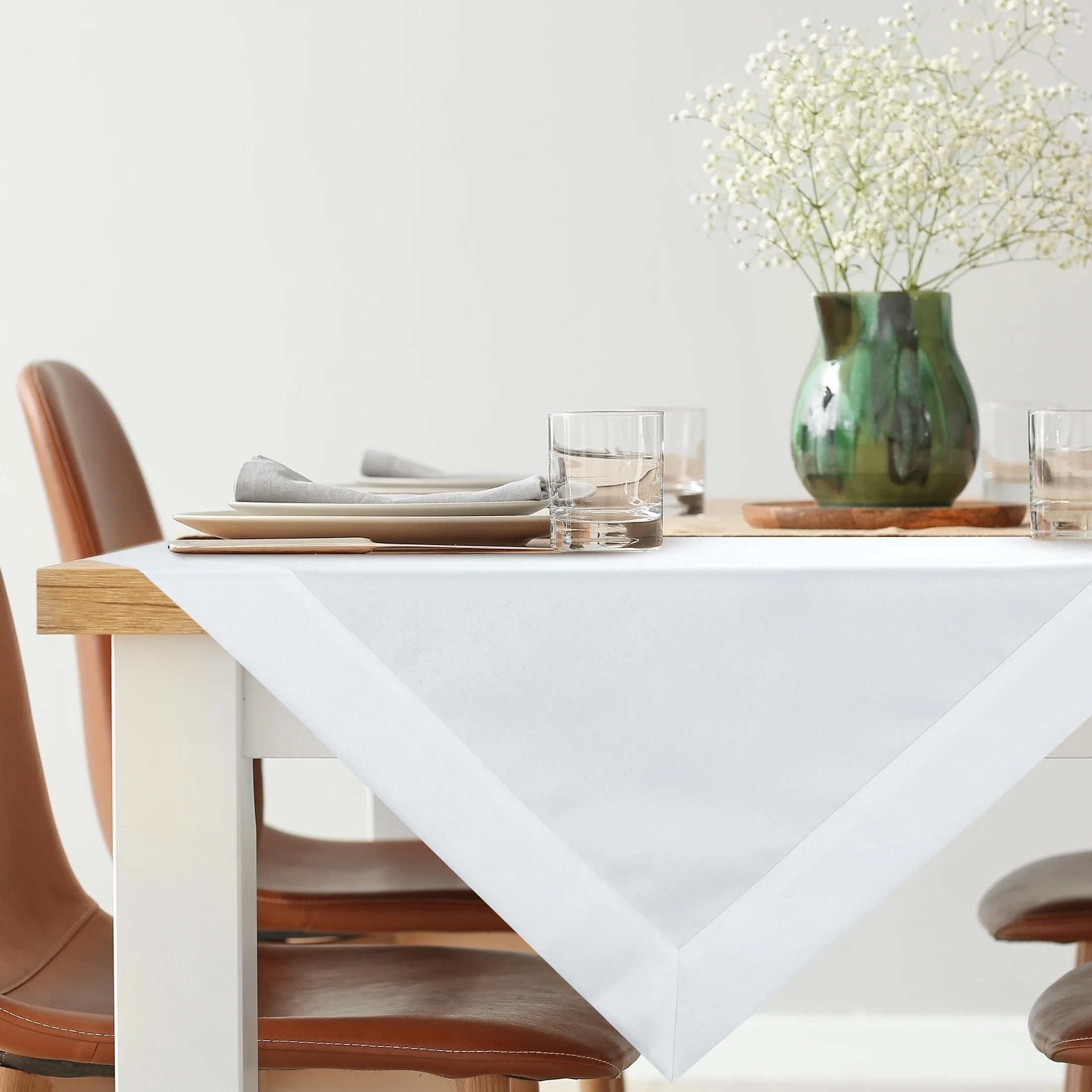 Obrus na stół 85x85 cm biały zdobiony kantą - LUCY