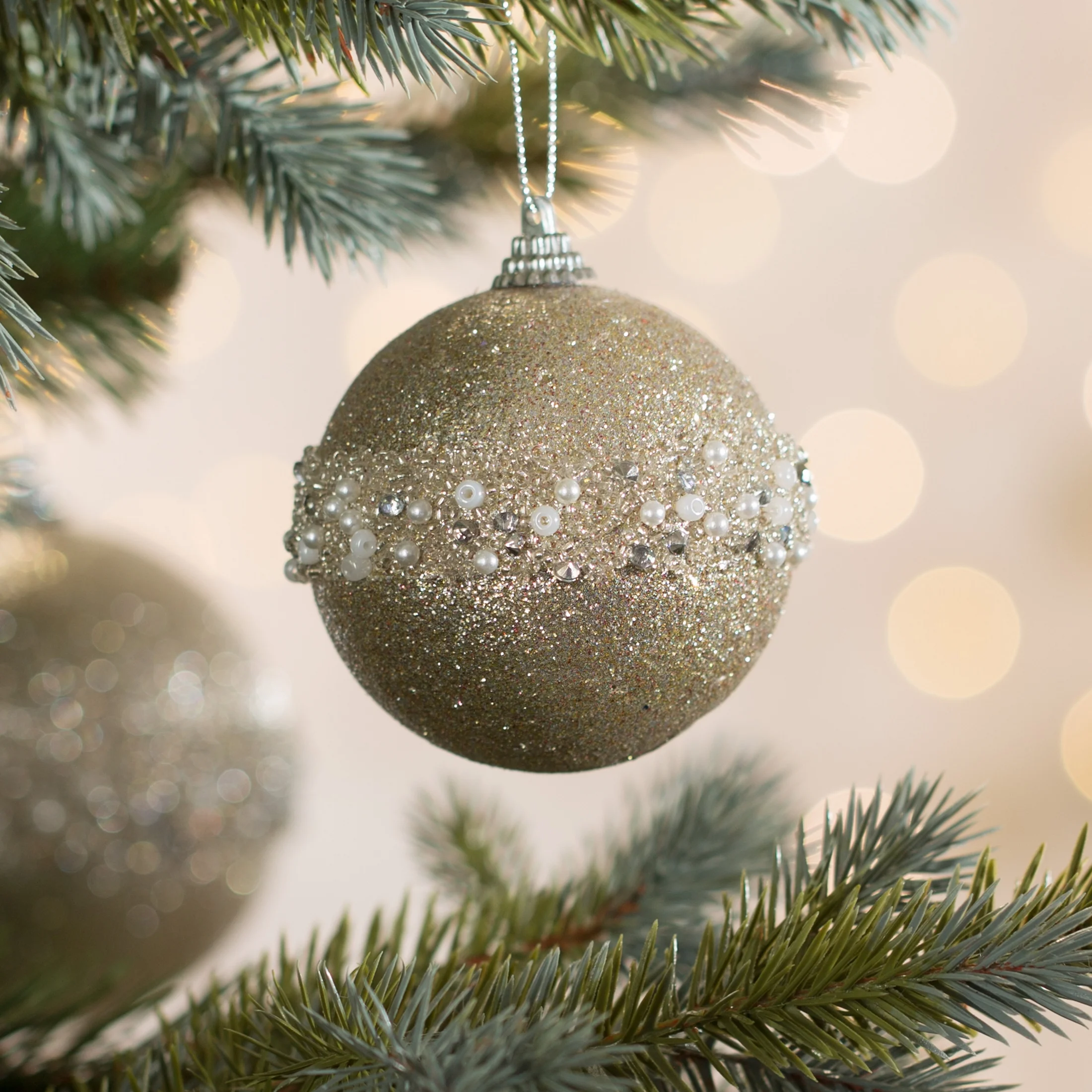 Bombka choinkowa zdobiona drobnymi koralikami | 