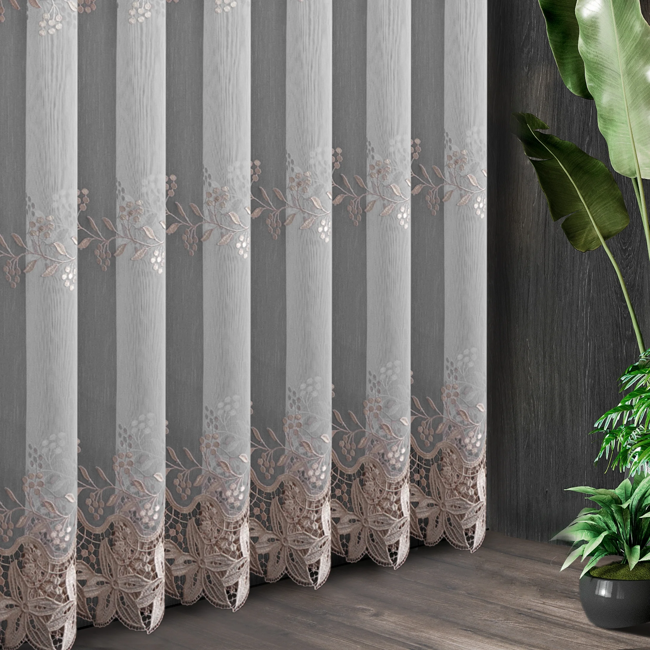 Tkanina firanowa typu aden, zdobiona roślinnym haftem i dwoma pasami gipiury