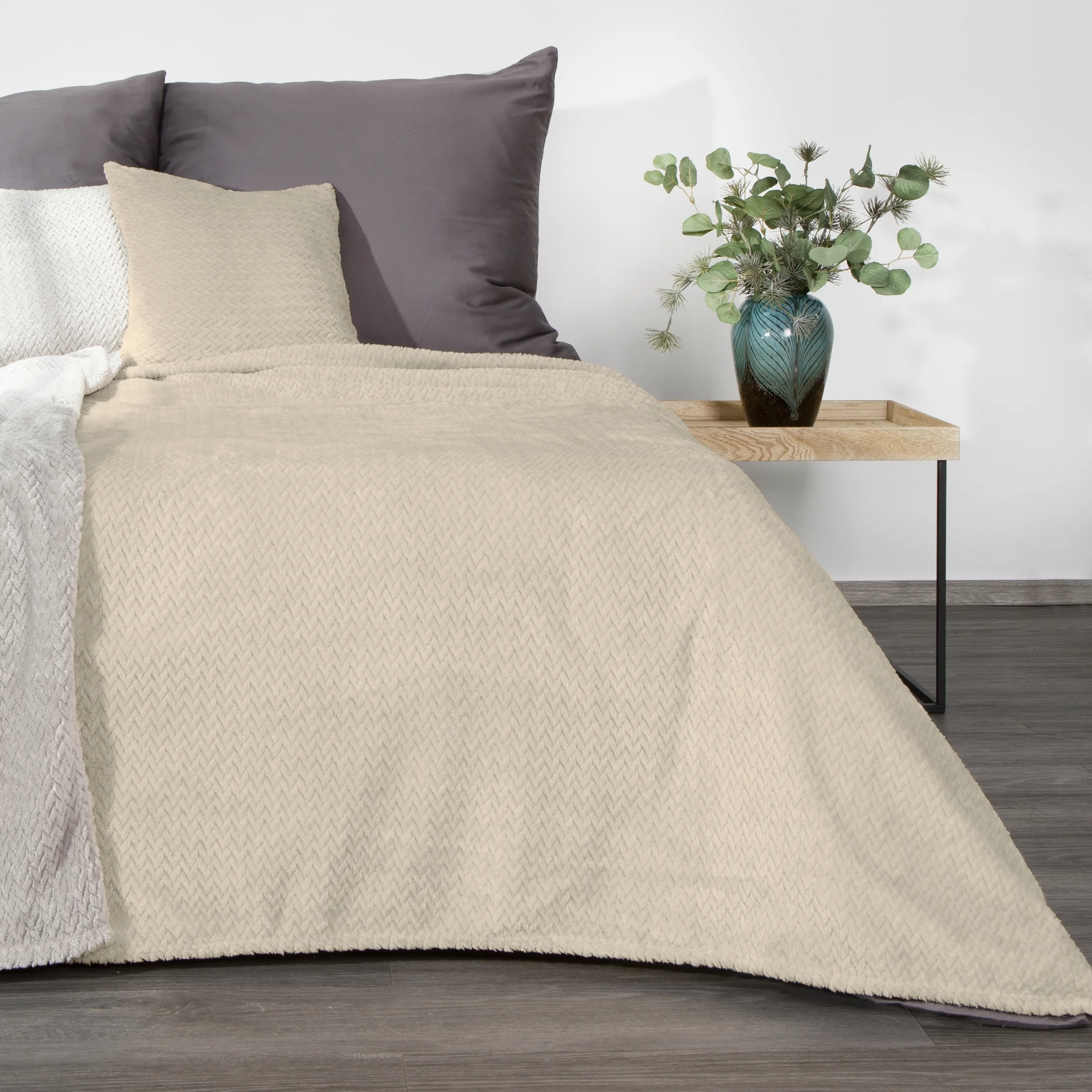 DESIGN 91 Koc CINDY miękki i miły w dotyku z wytłaczanym wzorem