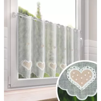 Tkanina firanowa zazdrostka zdobiona haftowaną aplikacją w kształcie serca