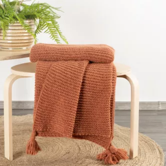 Koc 130x170 cm ceglasty o widocznej strukturze z dekoracyjnymi chwostami PLED