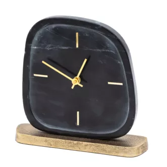 Minimalistyczny zegar stołowy imitujący marmur ze złotymi wskazówkami