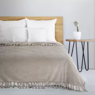 Koc flano 150x200 cm beżowy z wytłaczanym wzorem i dekoracyjnymi frędzlami EMMA