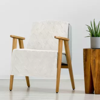 Narzuta na fotel-koc flano 70x160 cm kremowa zdobiona wytłaczanym wzorem CARO Design 91